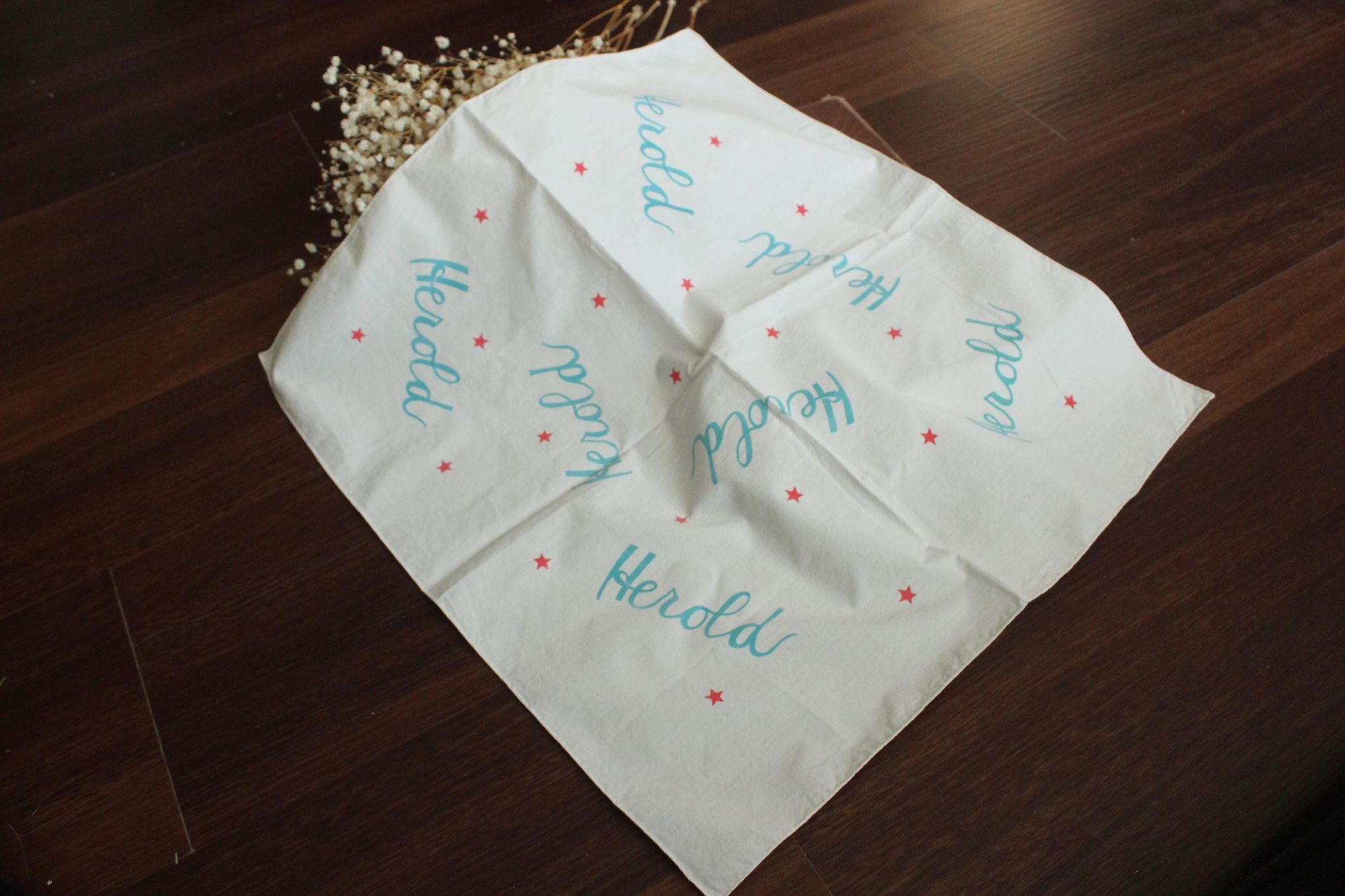 Vintage Vintage 1950s Men's Handkerchief, Herold White Cotton with B Size ONE SIZE - 2 Thumbnail