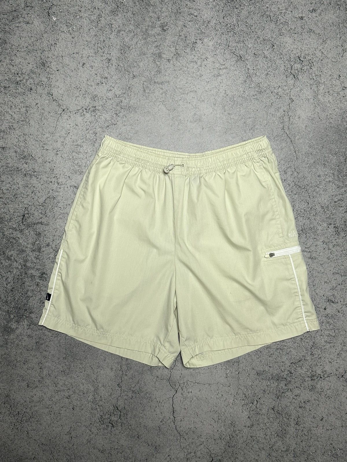Vintage Vintage Nike Swoosh Logo Shorts Size L Y2k Size US 32 / EU 48 - 1 Thumbnail
