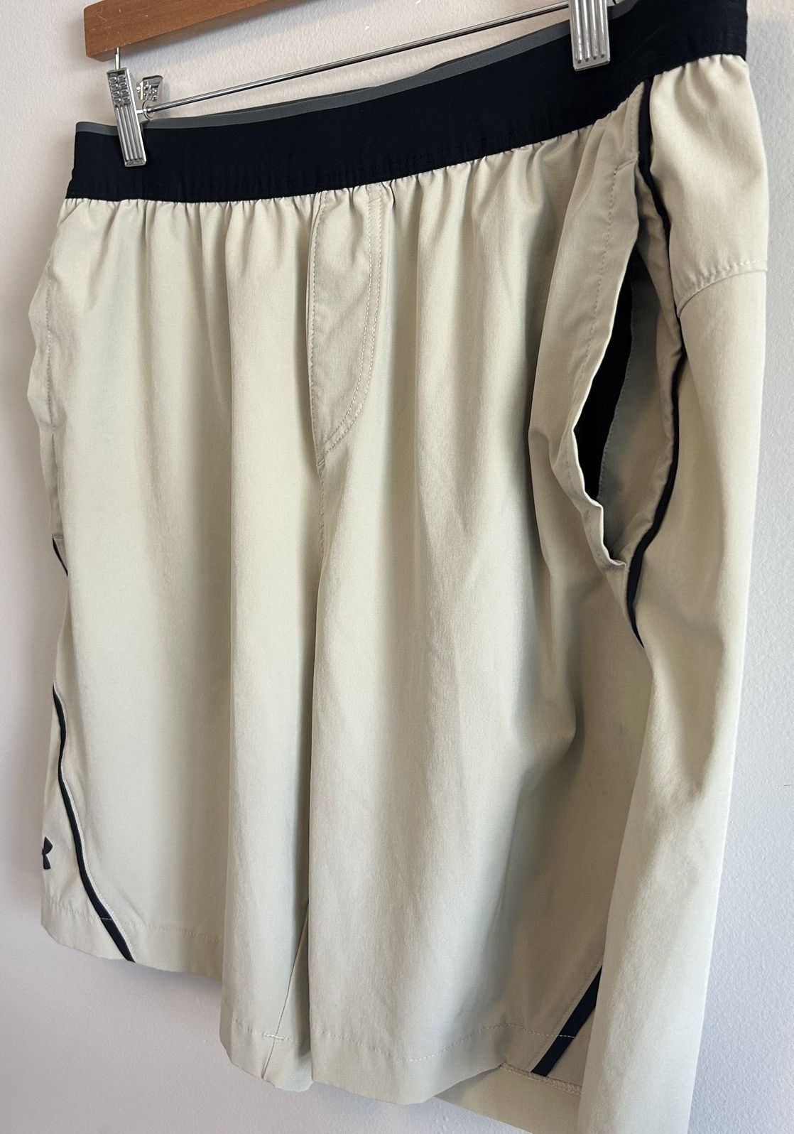 Under Armour Under Armour Men’s Tan Beige Athletic Summer Shorts Size US 34 / EU 50 - 4 Thumbnail