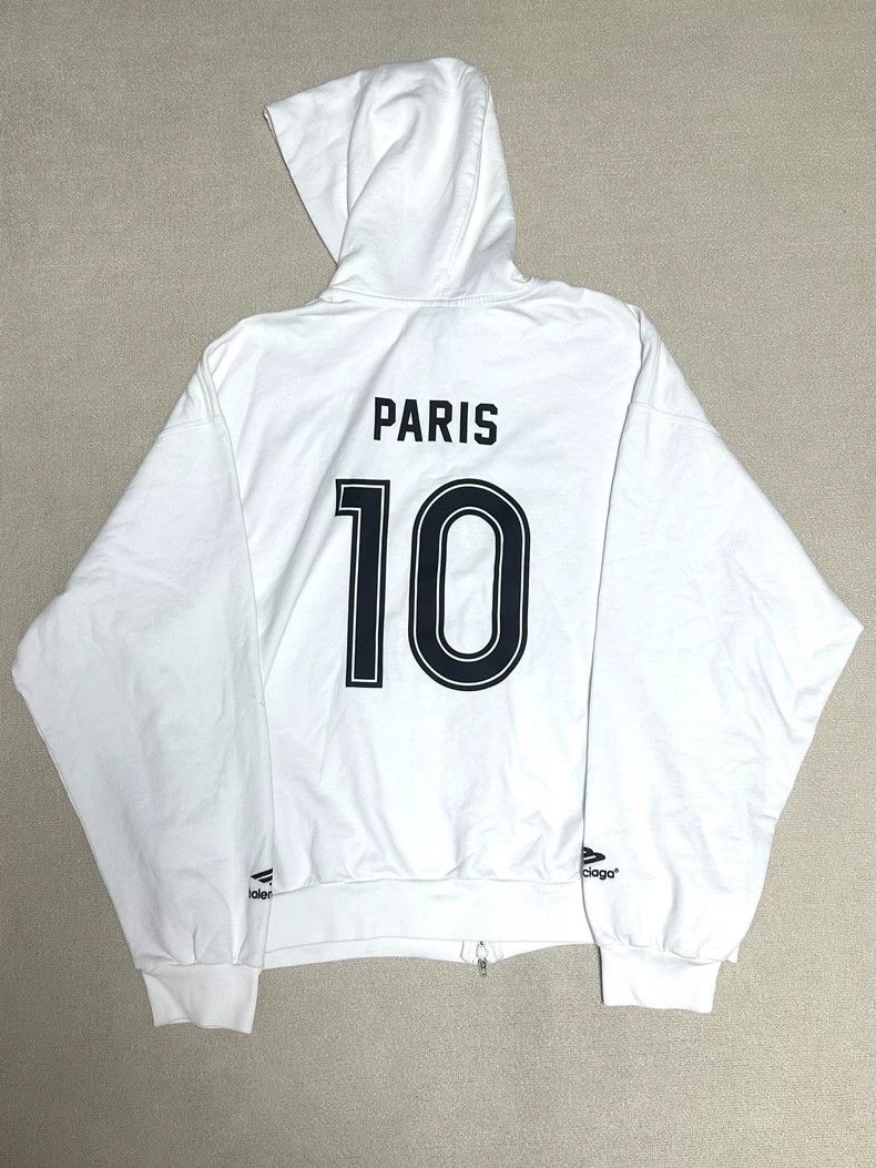 Balenciaga Balenciaga Spring 24 Manchester United White Football Limit Size US M / EU 48-50 / 2 - 2 Thumbnail