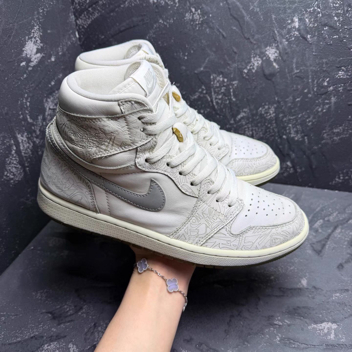 Nike Air Jordan 1 White Laser Q10 Size US 9 / EU 42 - 2 Thumbnail