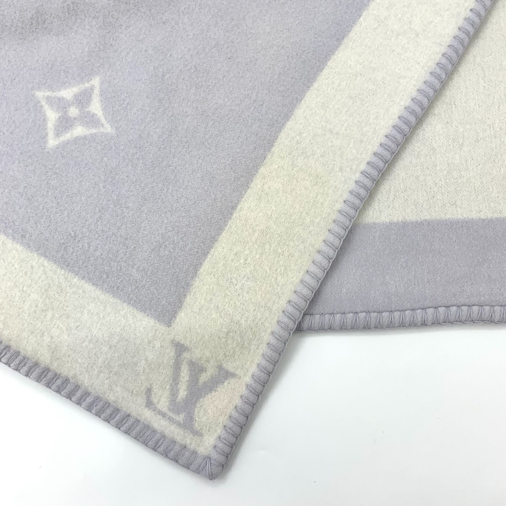 Louis Vuitton Louis Vuitton Light Purple Monogram Wool & Cashmere Blanket Size ONE SIZE - 5 Thumbnail