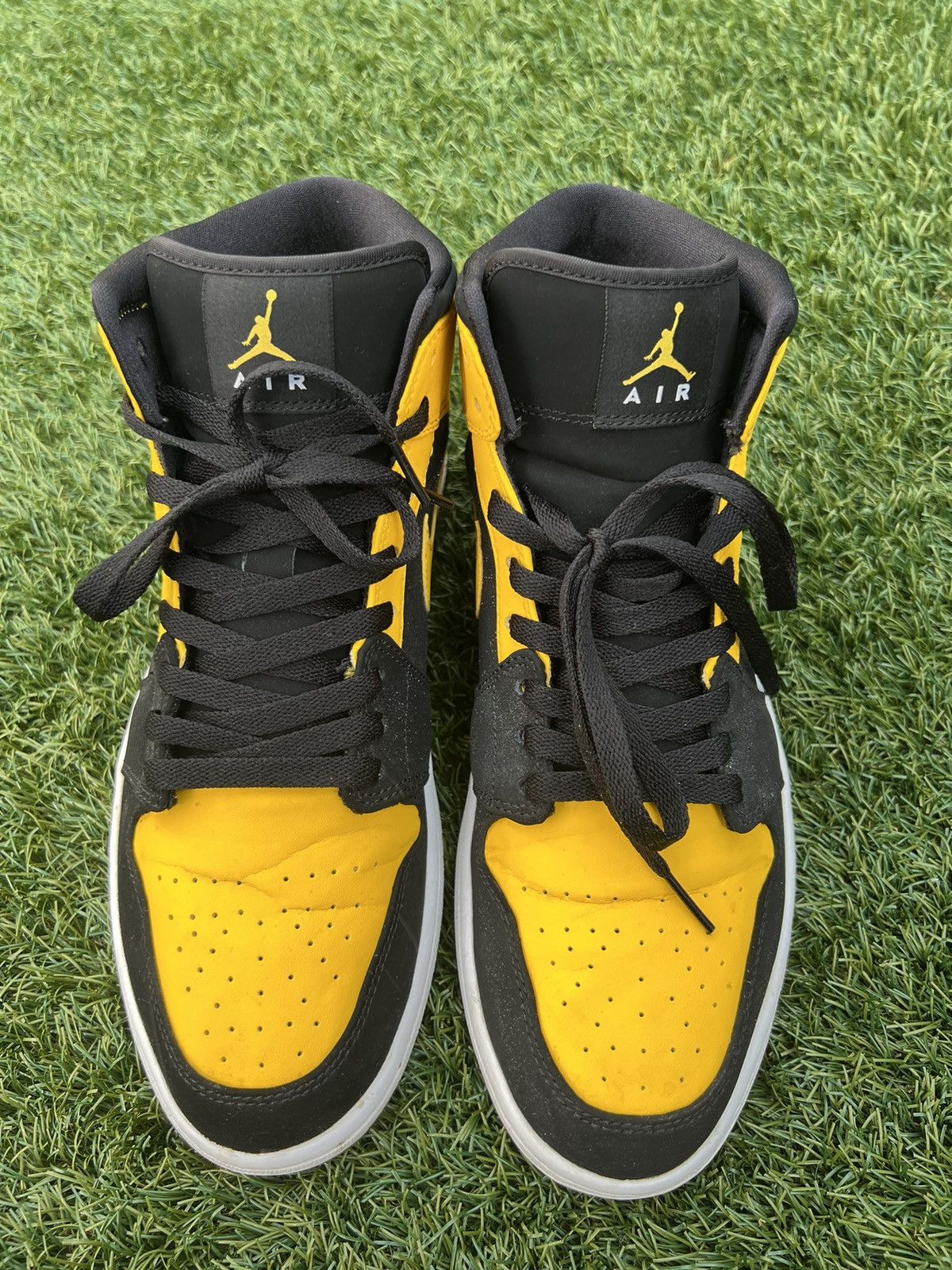 Jordan Brand Jordan 1 Mid “New Love” 2017 Size US 10.5 / EU 43-44 - 2 Thumbnail