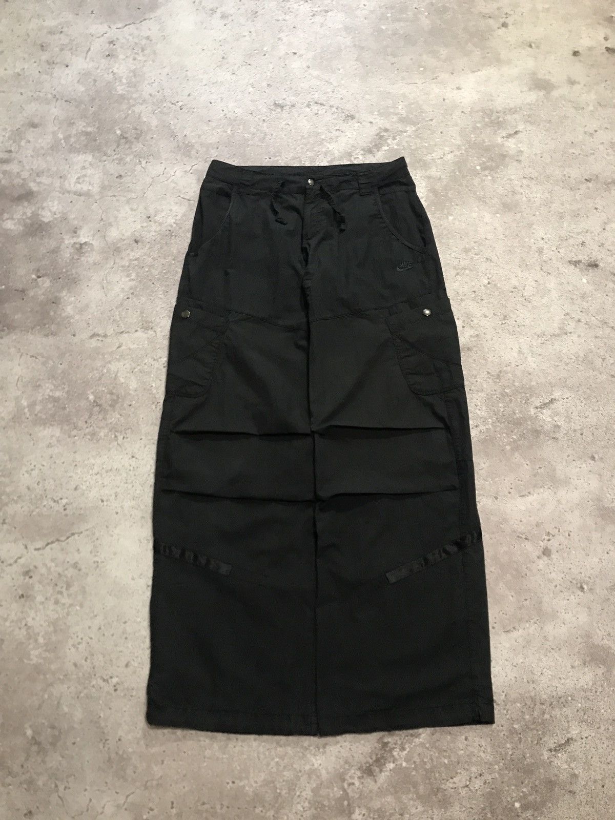 Nike × Vintage Vintage Y2K Nike Cargo Pants Embroiled Logo Faded Black Size 28" / US 6 / IT 42 - 1 Thumbnail