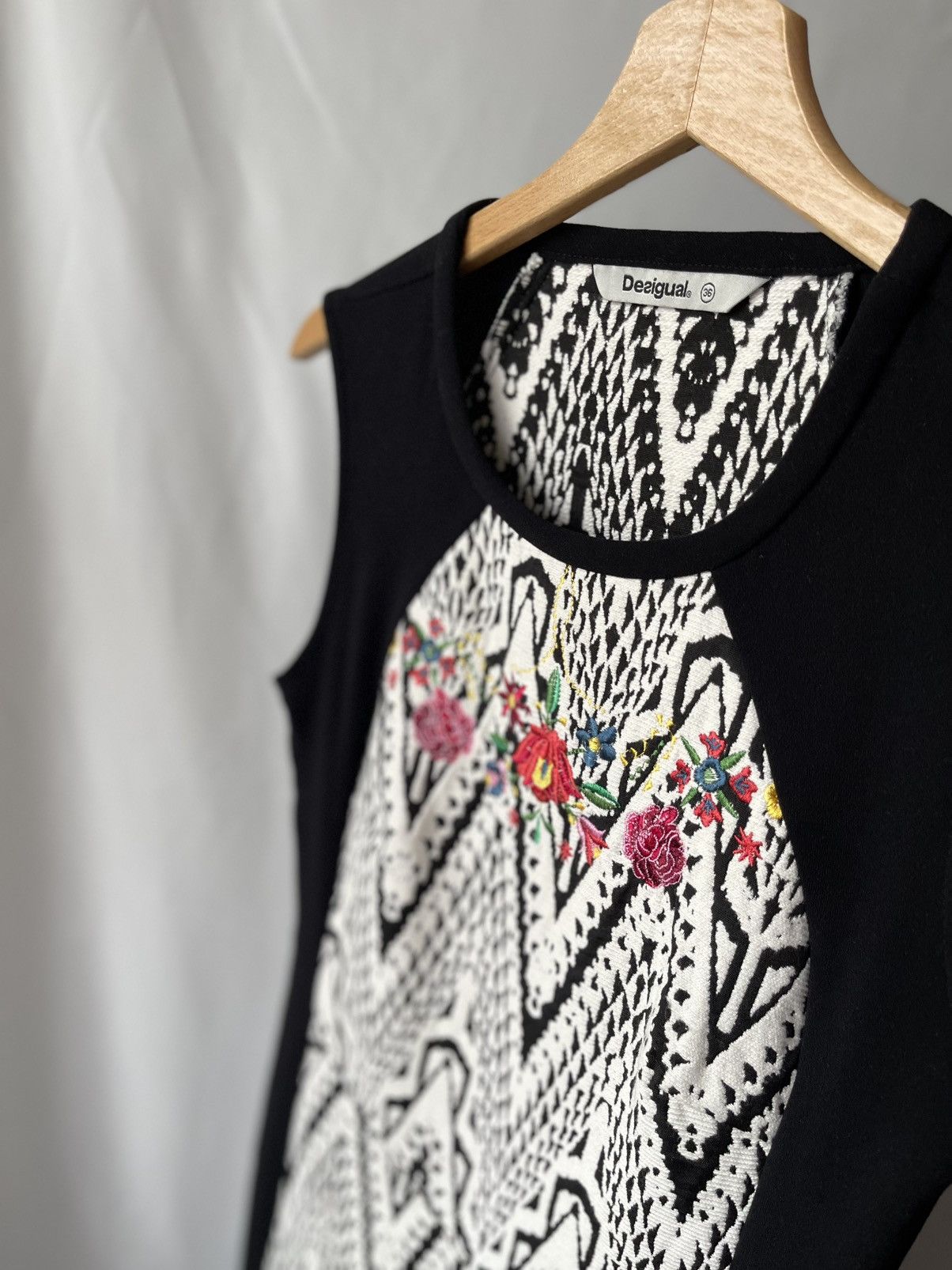 Desigual Dress desigual S black white with floral embroidery pencil Size S / US 4 / IT 40 - 4 Thumbnail