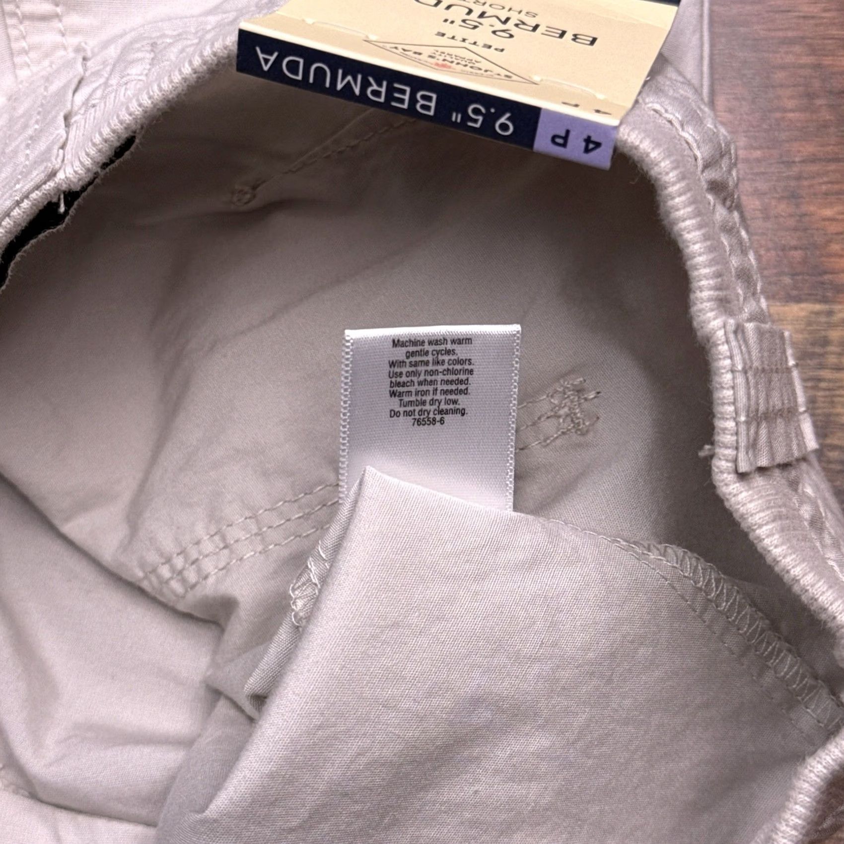 Vintage VINTAGE not vintage; St. John's Bay Bermuda Shorts 4 Petite Beige Mid Rise Stretch New -- (reuse structure) Size 27" / US 4 / IT 40 - 5 Thumbnail