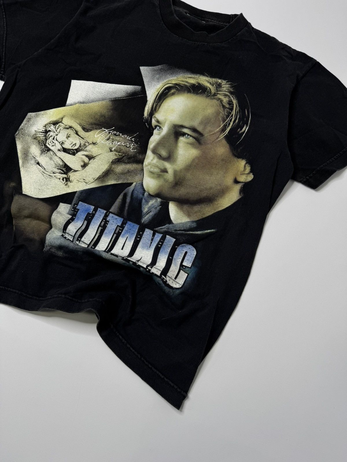 Vintage Vintage 90s Titanic Leo Di Caprio movie tee all over print Size US M / EU 48-50 / 2 - 2 Thumbnail