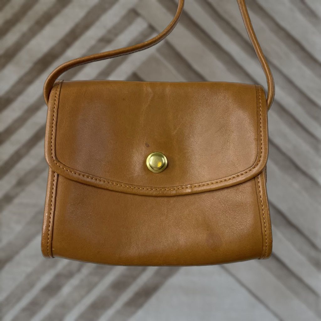 Coach VINTAGE Coach Chrystie Tan Leather Bag Satchel Flap Brass Hardware Crossbody Bag Charm Brown Leather Women/Men? Unisex Adults Size ONE SIZE - 1 Thumbnail
