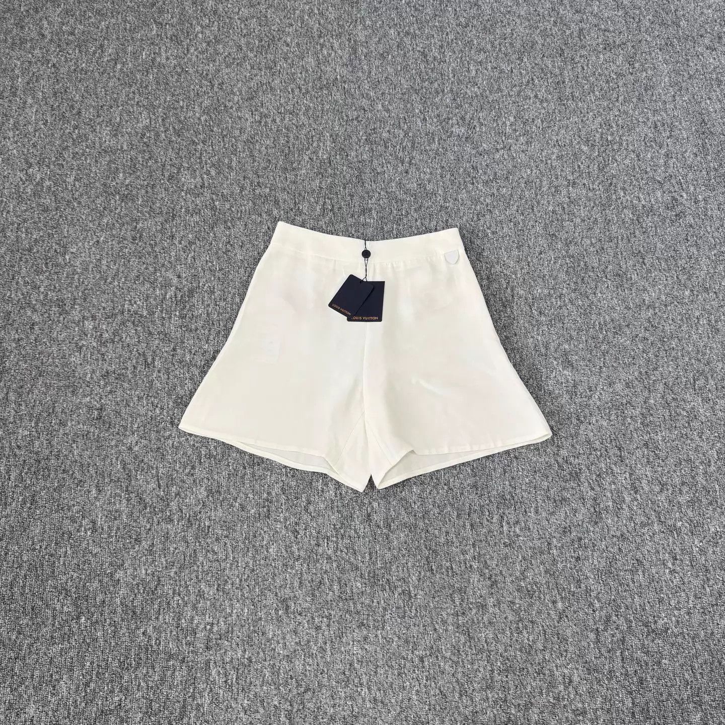 Louis Vuitton Louis Vuitton white silk shorts 36 new with tags Size 26" / US 2 / IT 38 - 1 Thumbnail