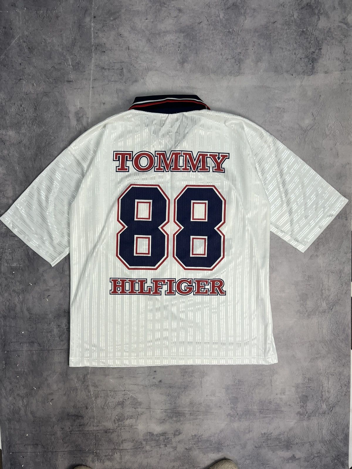 Tommy Hilfiger × Vintage Vintage Tommy Hilfiger T Shirt Big Logo Size US L / EU 52-54 / 3 - 7 Thumbnail
