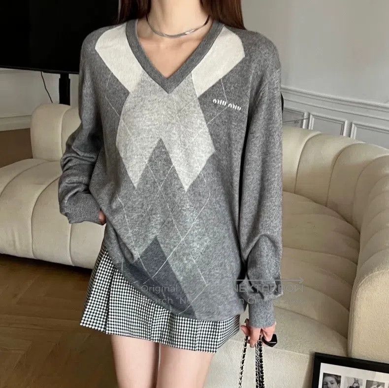 Miu Miu Miu Miu 38 V-neck sweater Size S / US 4 / IT 40 - 2 Thumbnail