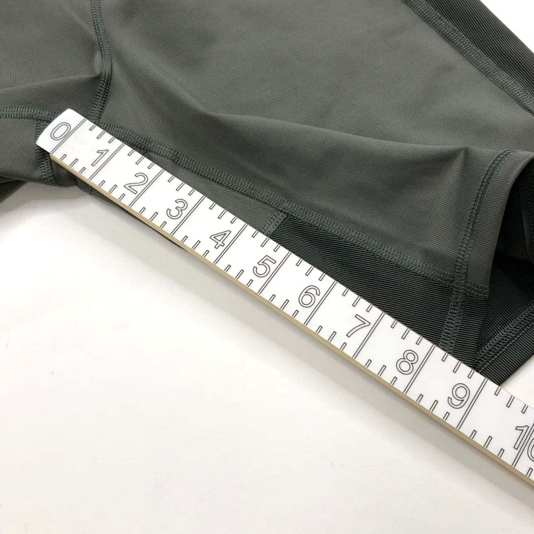 Under Armour Under Armour Celliant Medium (Fit 27In) Exercise Yoga Biker 9" Shorts Green Gray Women's Activewear Shorts Size L Inseam 9" Athletic Stretch Size 36" / US 14 / IT 50 - 4 Thumbnail