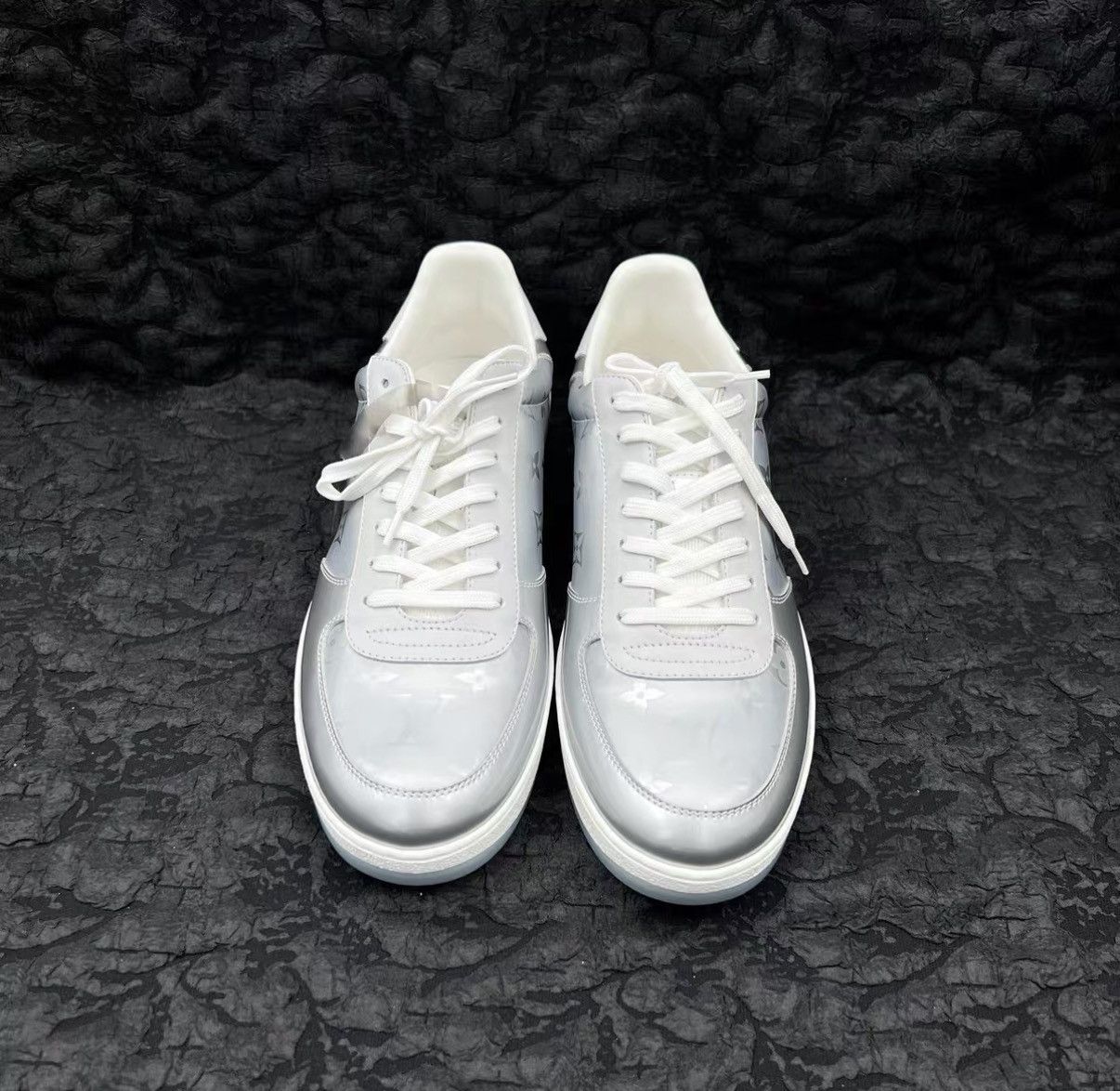 Louis Vuitton Louis Vuitton Rivoli Silver Grey All-over Print Sneakers J41 Size US 10 / EU 43 - 2 Thumbnail