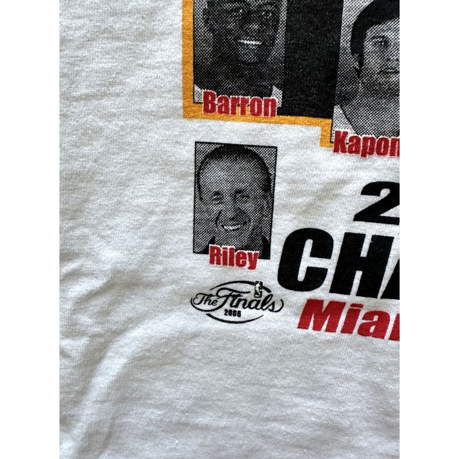 Gildan VINTAGE Miami Heat 2006 NBA Championship Roster Graphic Tee Mens Large NWOT Size US L / EU 52-54 / 3 - 5 Thumbnail