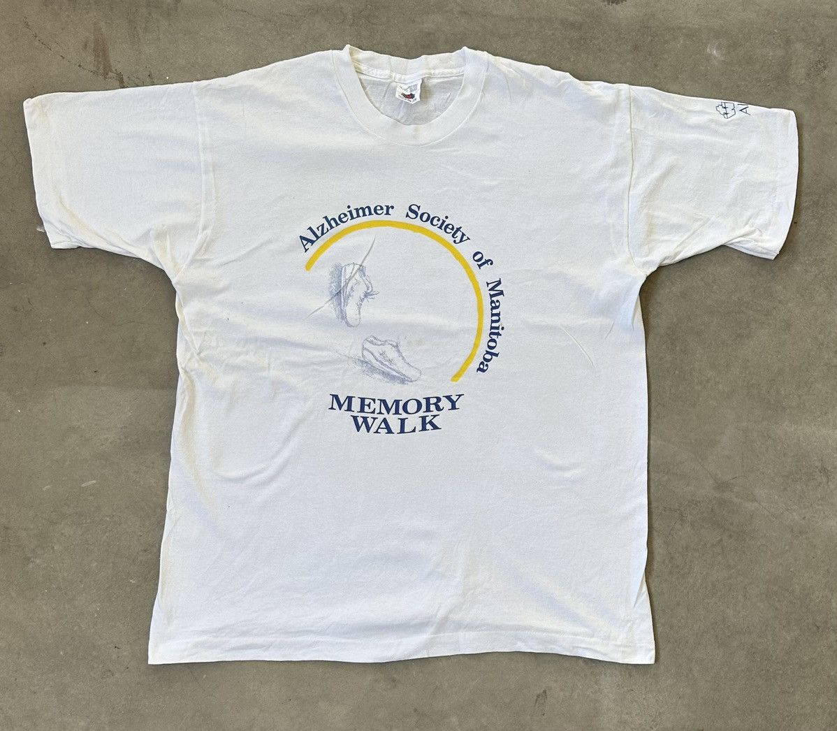 Fruit Of The Loom VINTAGE 90s ALZHEIMER MEMORY WALK MANITOBA CANADA TEE Size US L / EU 52-54 / 3 - 1 Thumbnail
