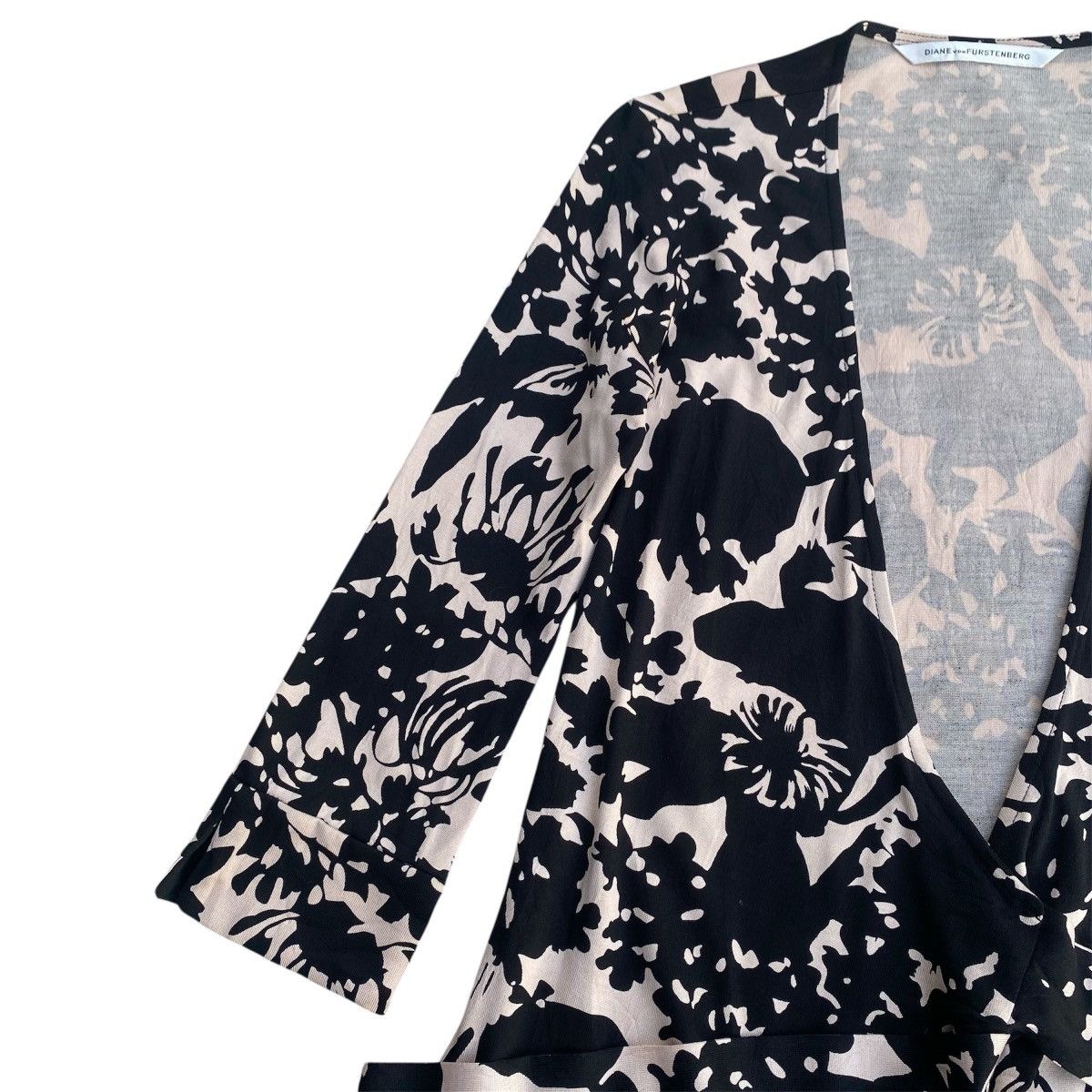 Diane von Furstenberg ‼️LAST DROP‼️Diane von Furstenberg Silk WrapDress Floral Print Size XS / US 0-2 / IT 36-38 - 6 Thumbnail