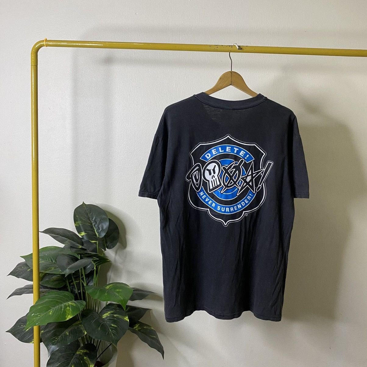 Vintage 1990s Delete Never Surrender Streetwear Faded Black T Shirt Size US L / EU 52-54 / 3 - 1 Thumbnail