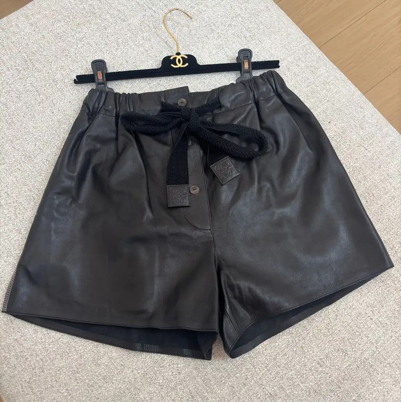 Loewe Loewe Black Leather Women's Shorts 0089 Size 27" / US 4 / IT 40 - 1 Thumbnail
