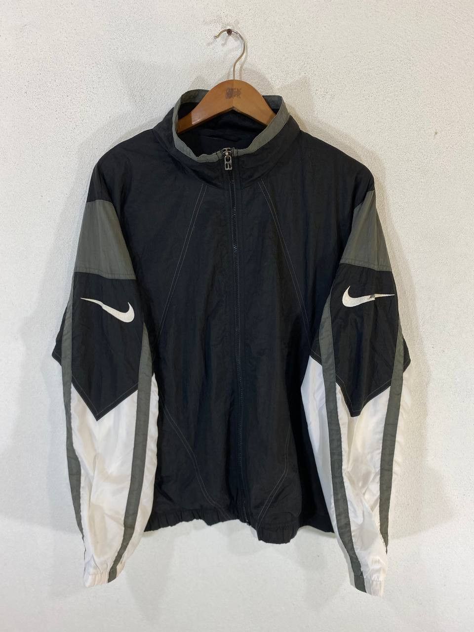 Nike vintage 90s nike light jacket nice design Size US M / EU 48-50 / 2 - 11 Thumbnail