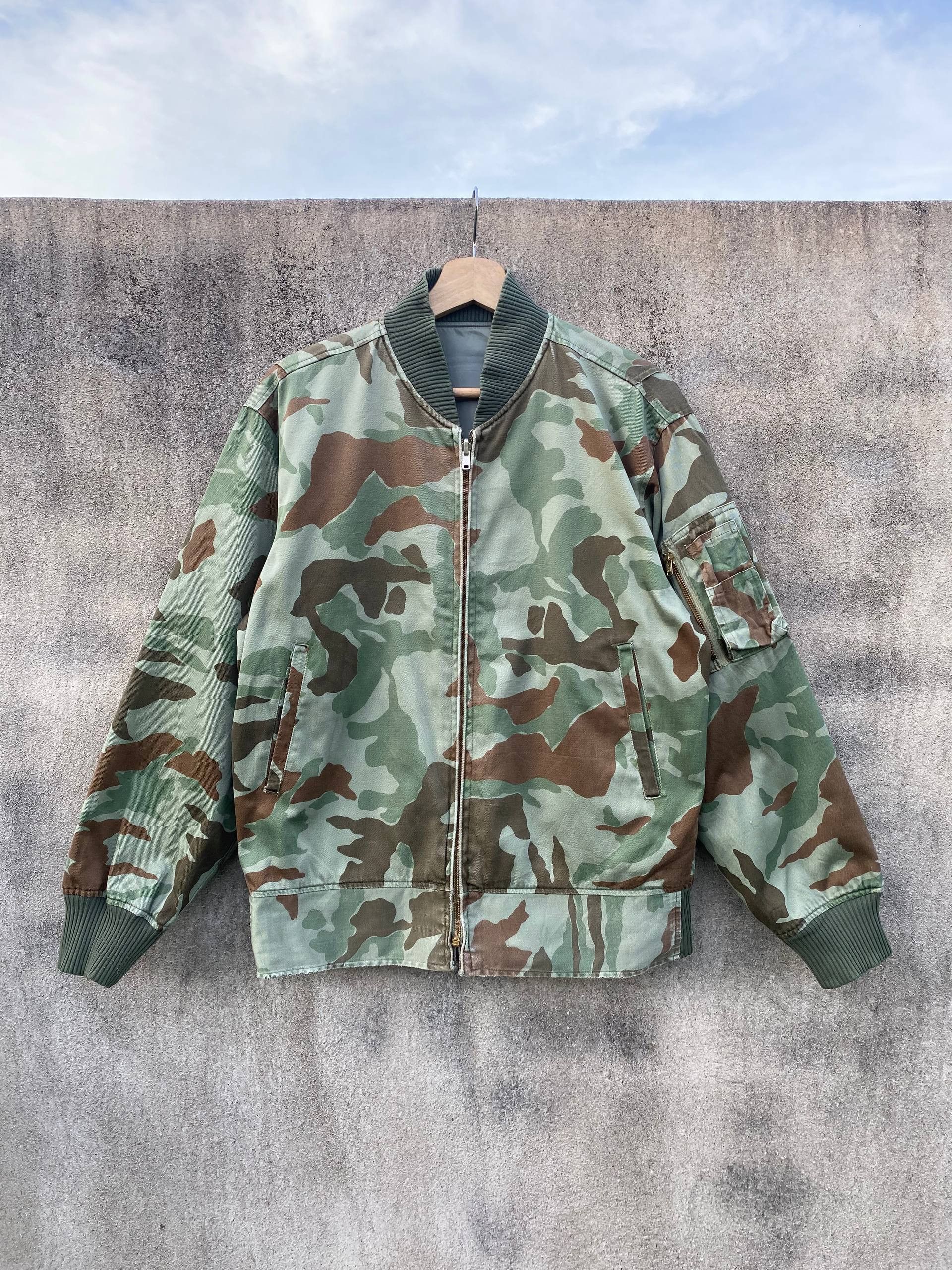 Vintage Vintage 80s Reversible MA-1 Bomber Jacket Camo/Sage Green Size US M / EU 48-50 / 2 - 1 Thumbnail