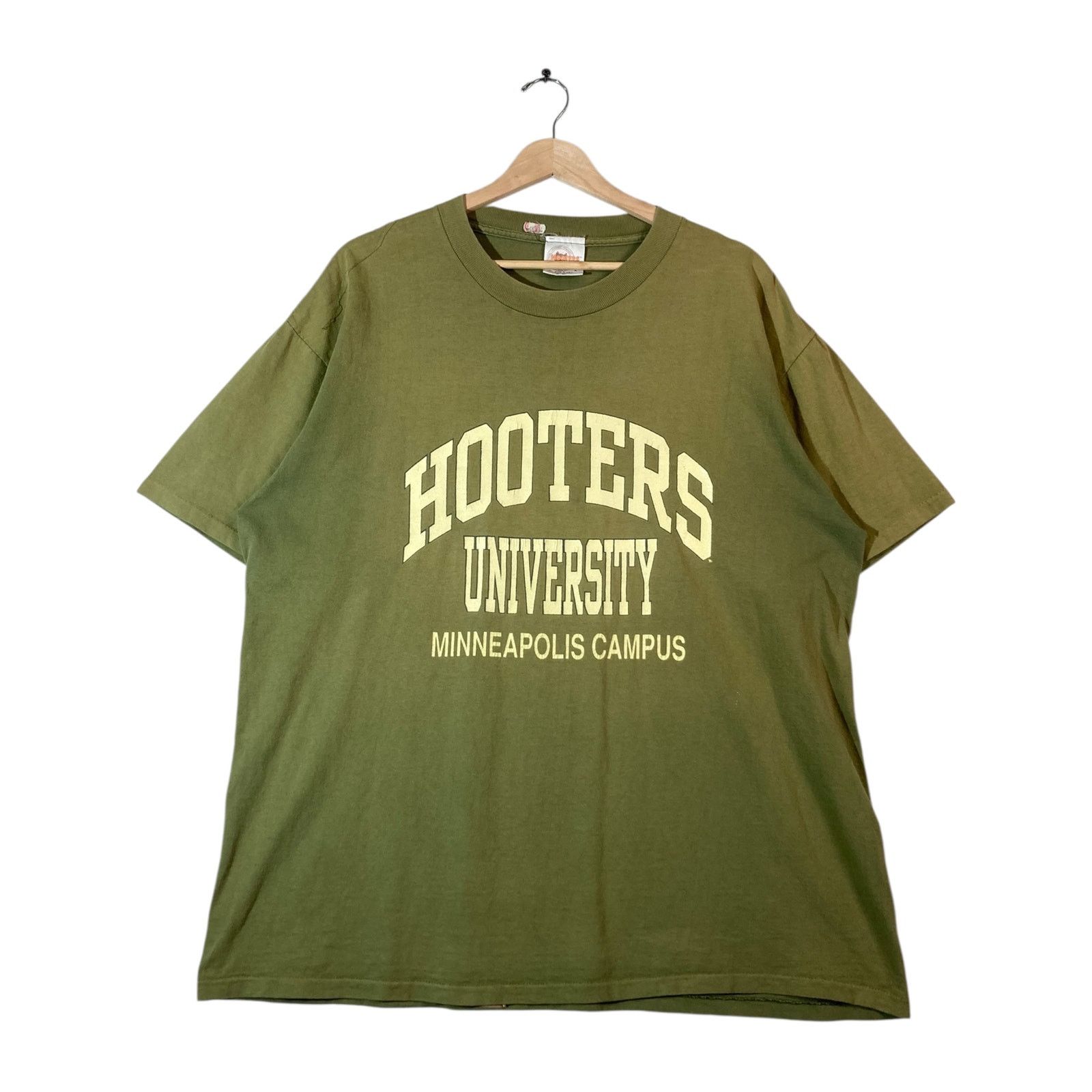 Vintage Vintage Hooters University Crewneck T-Shirt Large Size US L / EU 52-54 / 3 - 1 Thumbnail