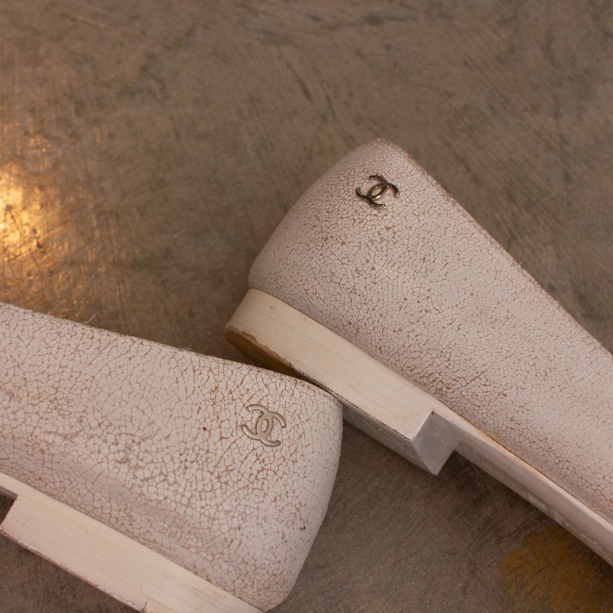 Chanel Chanel Interlocking CC Ballerina Flats White Cracked Leather Size US 6.5 / IT 36.5 - 15 Thumbnail