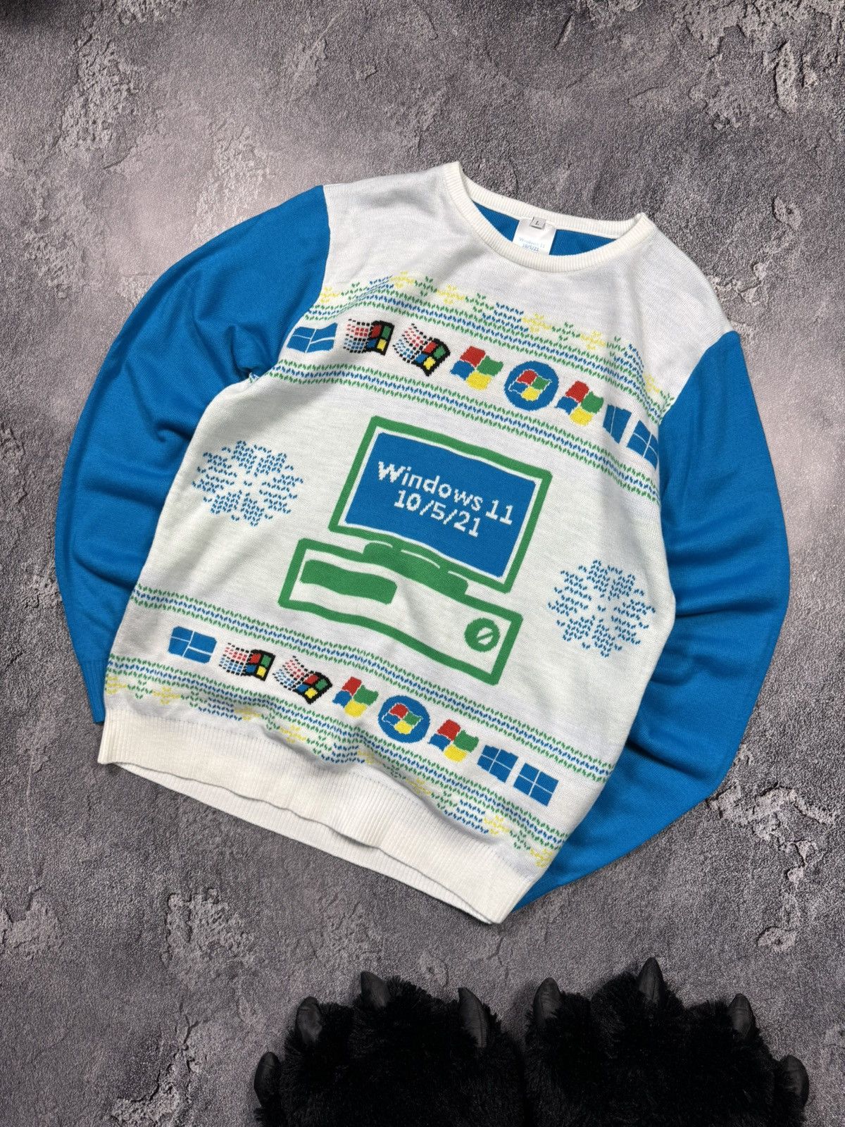 Other Microsoft Windows 11 Launch "Ugly" Holiday Sweate Size US L / EU 52-54 / 3 - 1 Thumbnail