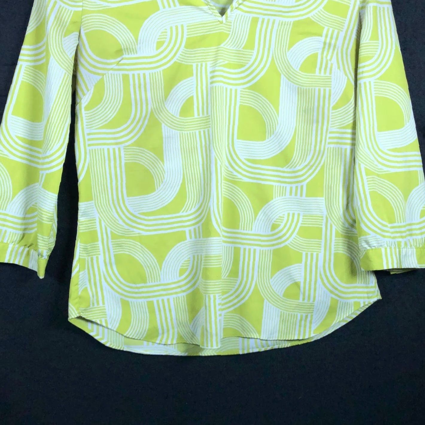 Banana Republic Banana Republic Blouse Women XS V-Neck Lightweight White Lime Green Geometric Pattern Sleeves Long Cultured Casual Workwear Office Size XS / US 0-2 / IT 36-38 - 3 Thumbnail