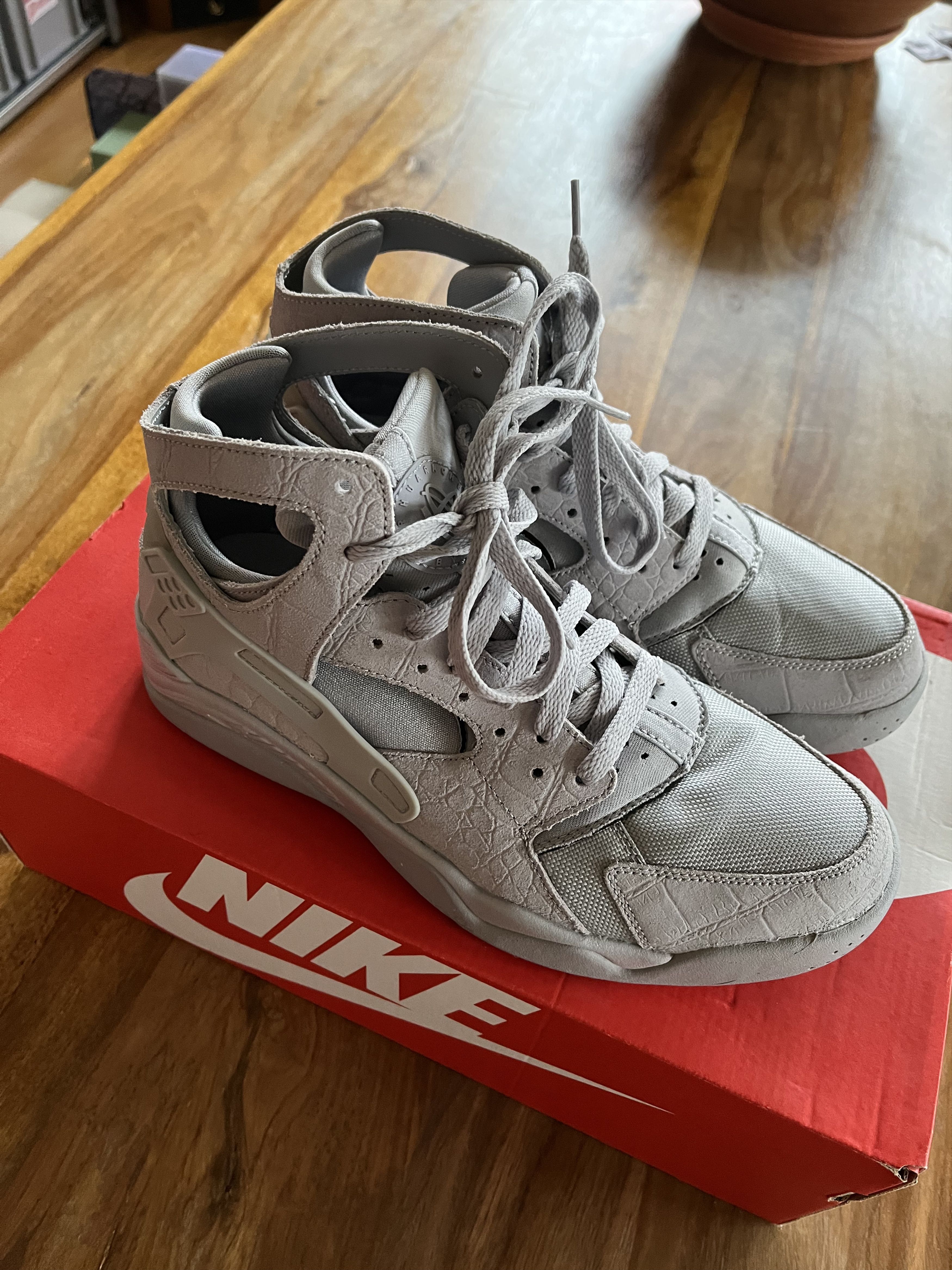 Nike Nike Air Flight Huarache Size US 9.5 / EU 42-43 - 1 Thumbnail