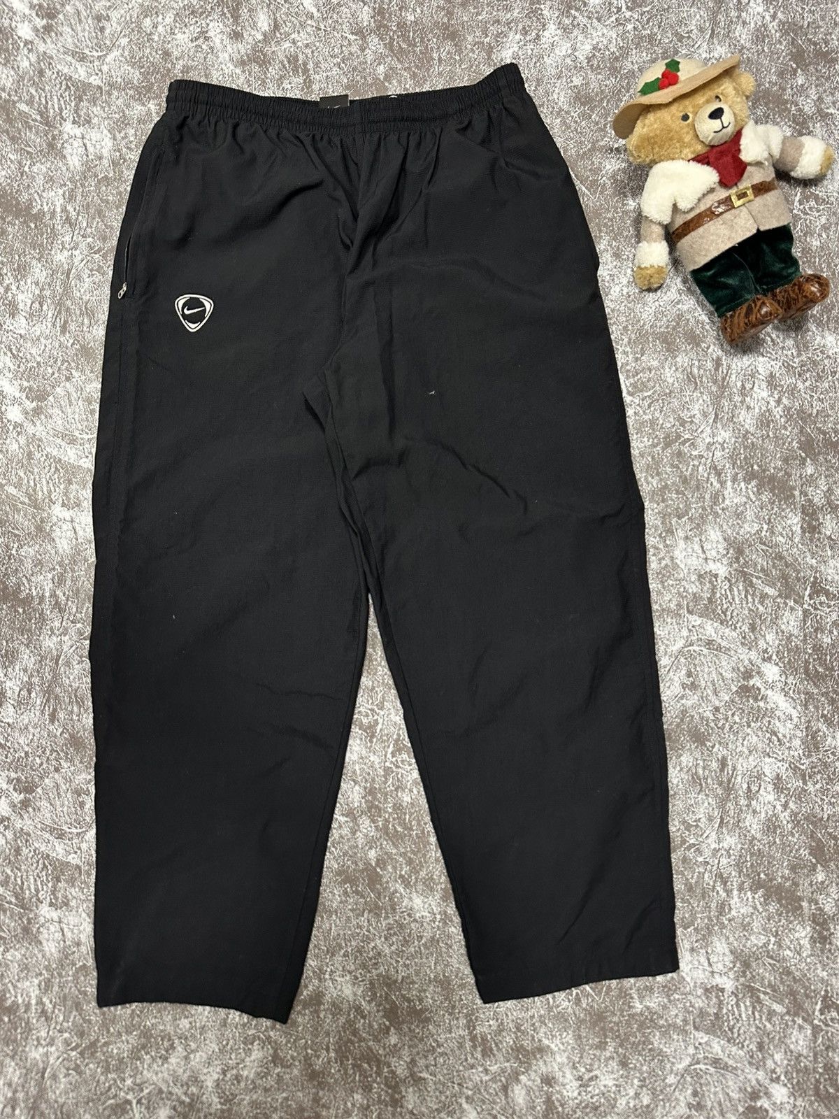 Nike Nike Performance Tracksuit Nylon Baggy Mini Ligo Size US 34 / EU 50 - 1 Thumbnail