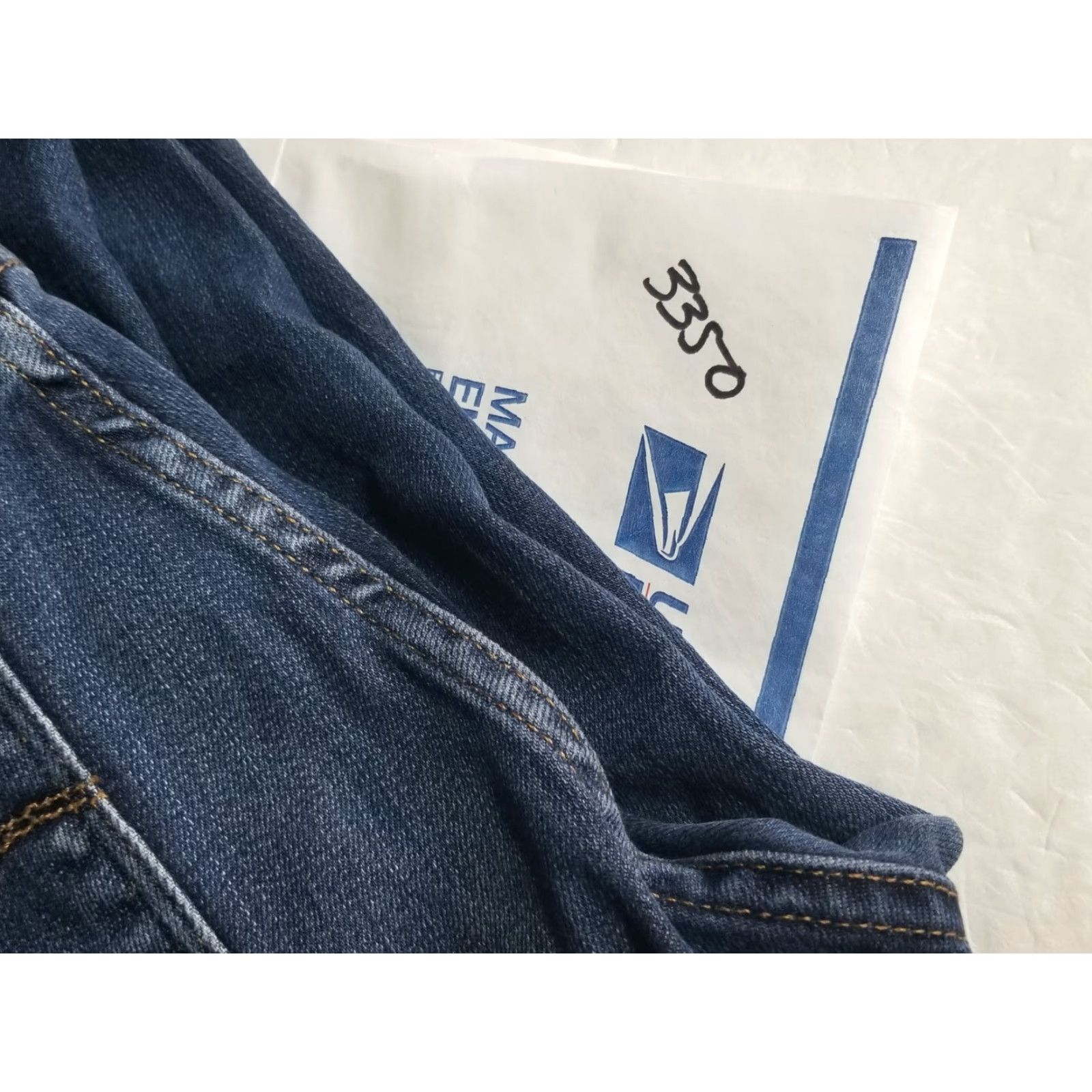 Levi's Levi's 721 Jeans Women Size 25 Denim High Rise Skinny Slimming Blue 5-Pocket Logo Embroidered Pockets Denim Jean Pants Stretch Modern Classic Retro Size 42" / US 20 - 8 Thumbnail