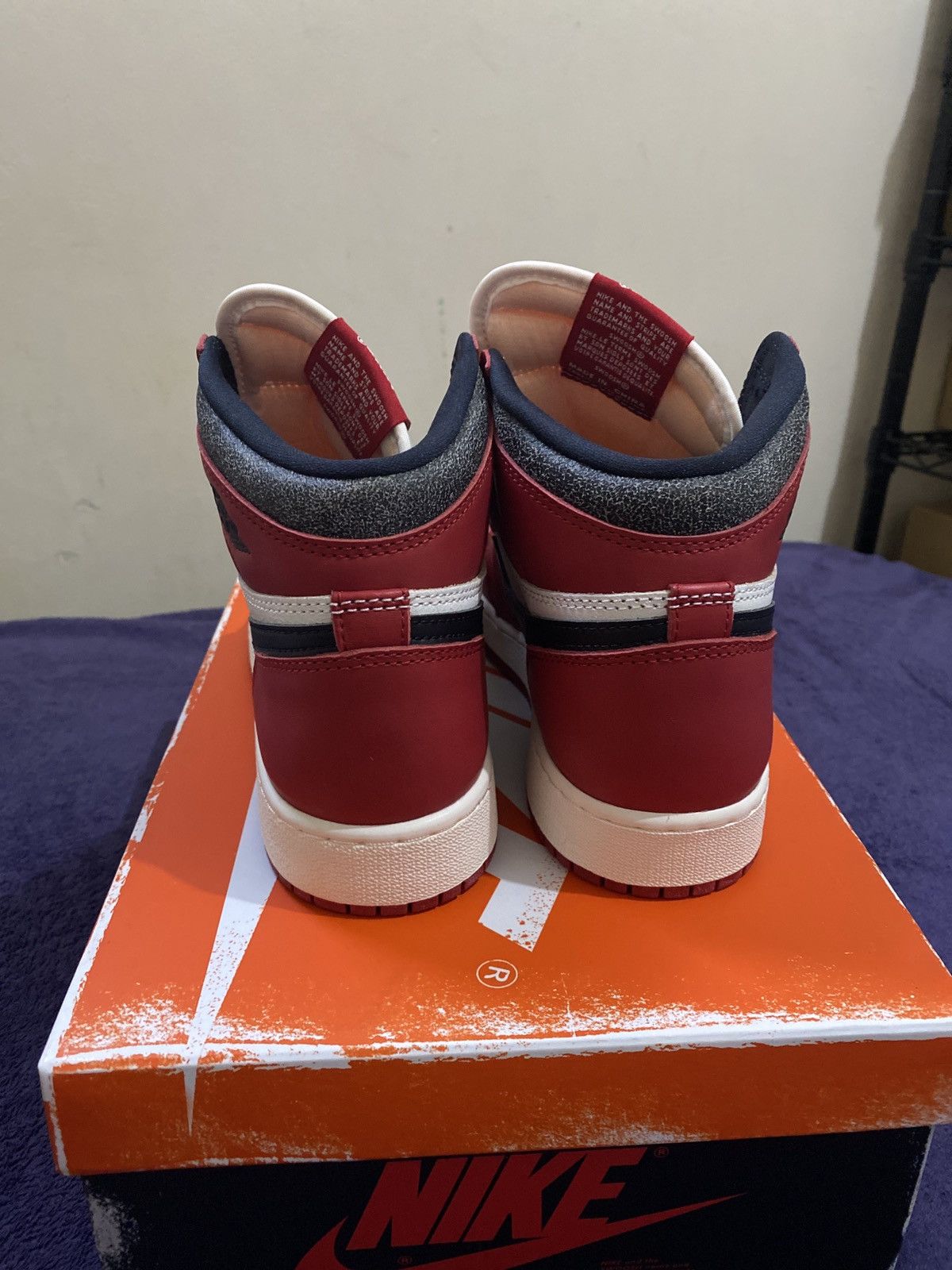 Jordan Brand × Nike Jordan 1 Retro High OG Chicago Lost and Found (GS) Size US 6 / EU 39 - 14 Thumbnail