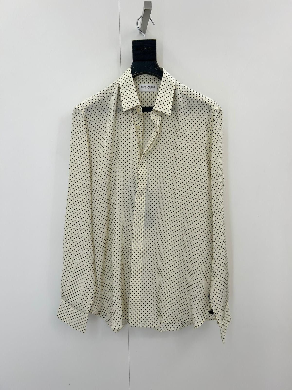 SHIRT WITH AN YVES COLLAR AND STRAIGHT SHOULDER