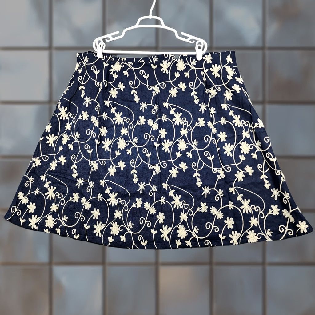 Vintage VINTAGE Handmade Skirt Plus Size 4XL Blue Embroidered Floral Mini Festival Size 40" / US 18 - 1 Thumbnail