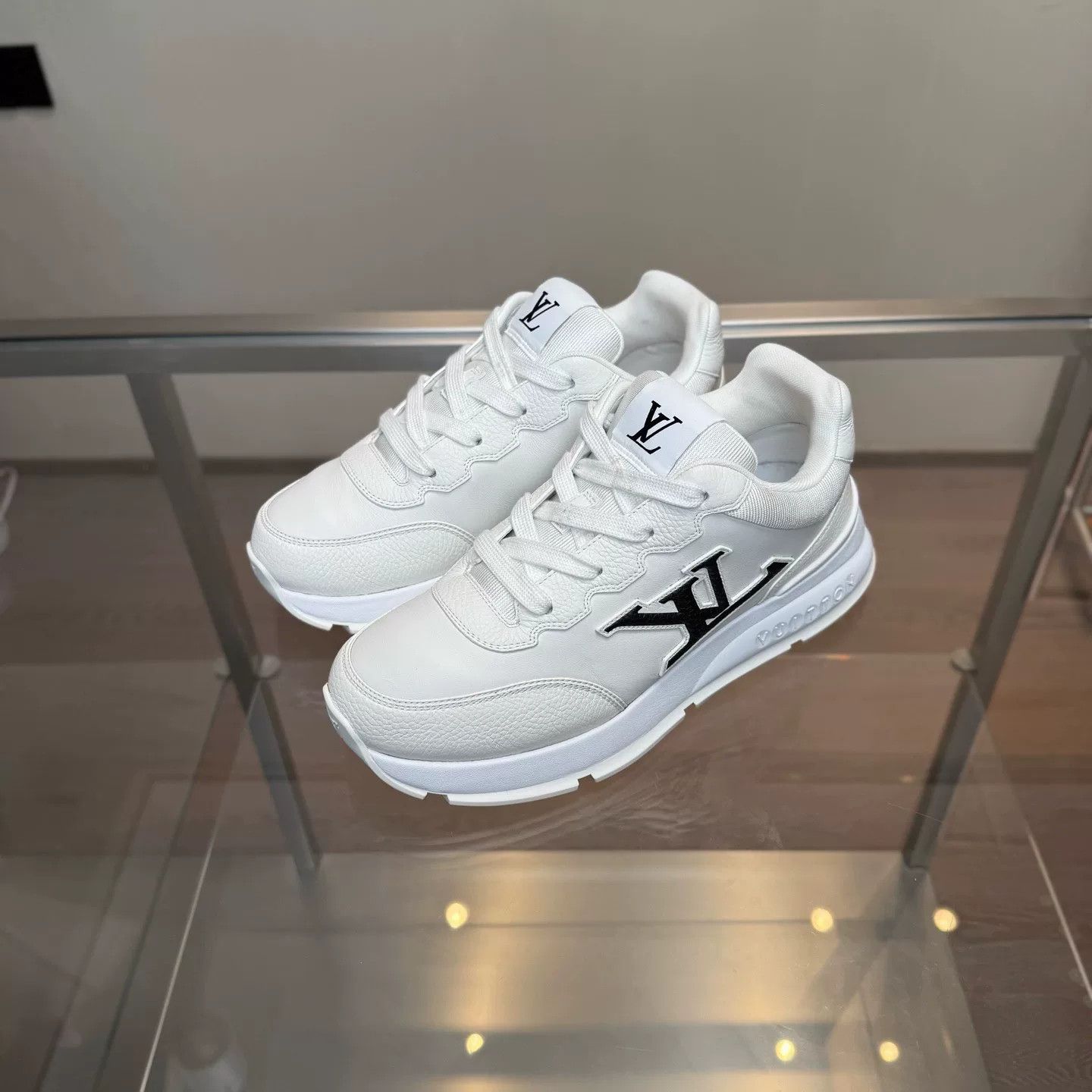 Louis Vuitton Louis Vuitton White Lowtop Sneakers 25 Men Size US 10 / EU 43 - 1 Thumbnail