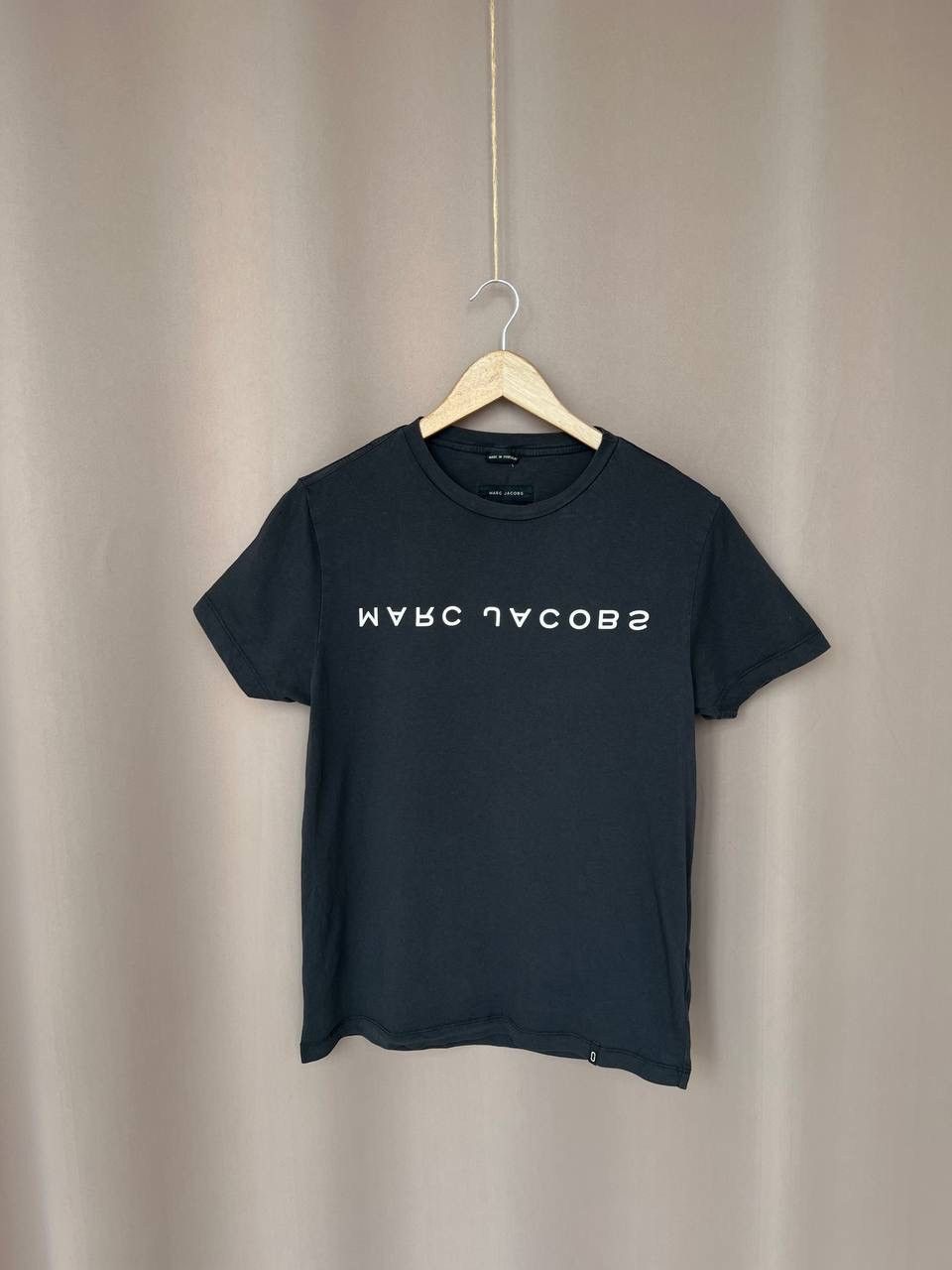 Marc Jacobs Marc Jacobs Upside Down Logo T-Shirt Mens Size M Dark Grey Size US M / EU 48-50 / 2 - 1 Thumbnail