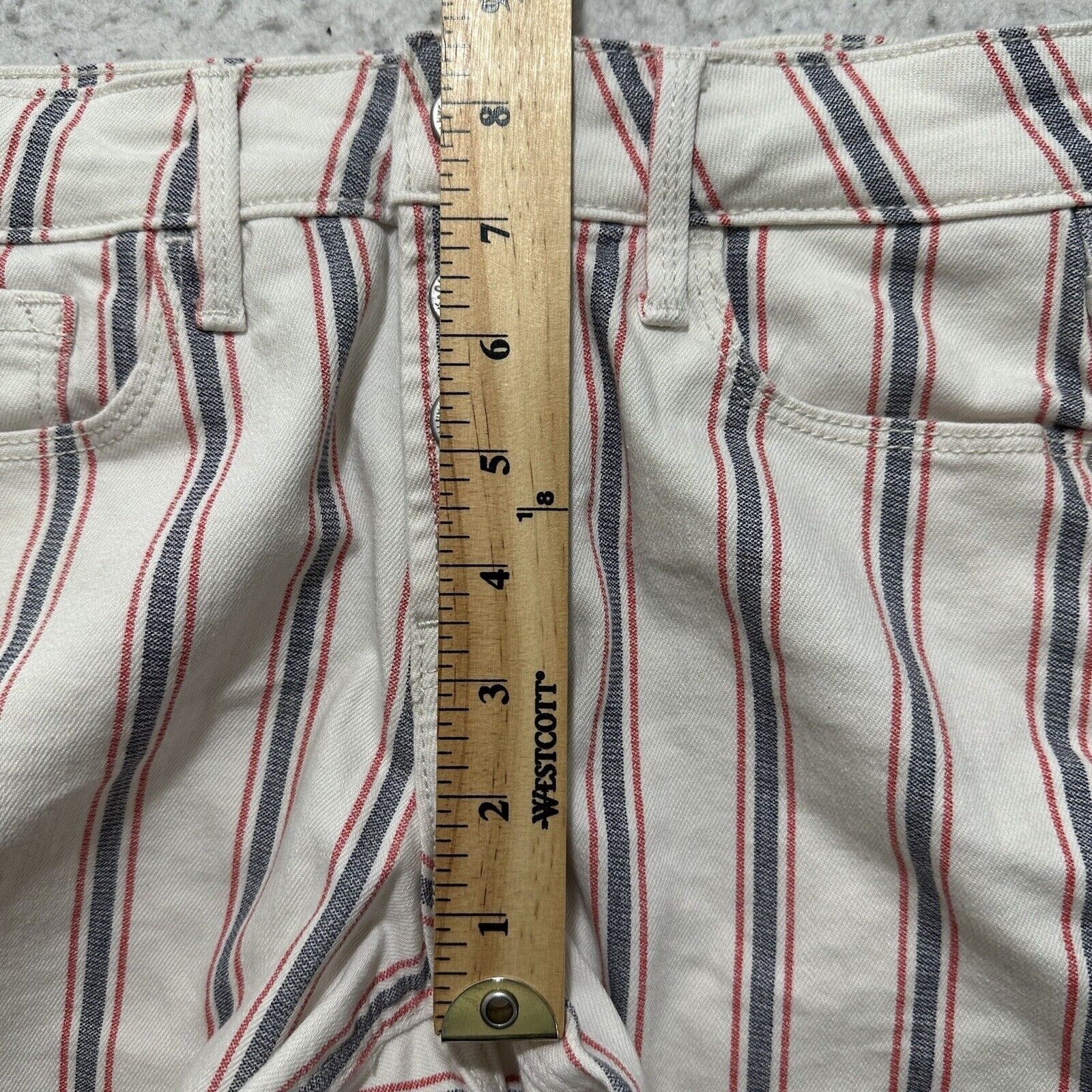 Old Navy Old Navy 0 Mid Rise 5" Inseam Denim Jean Shorts Four Buttons Size 25" / US 0 / IT 36 - 9 Thumbnail
