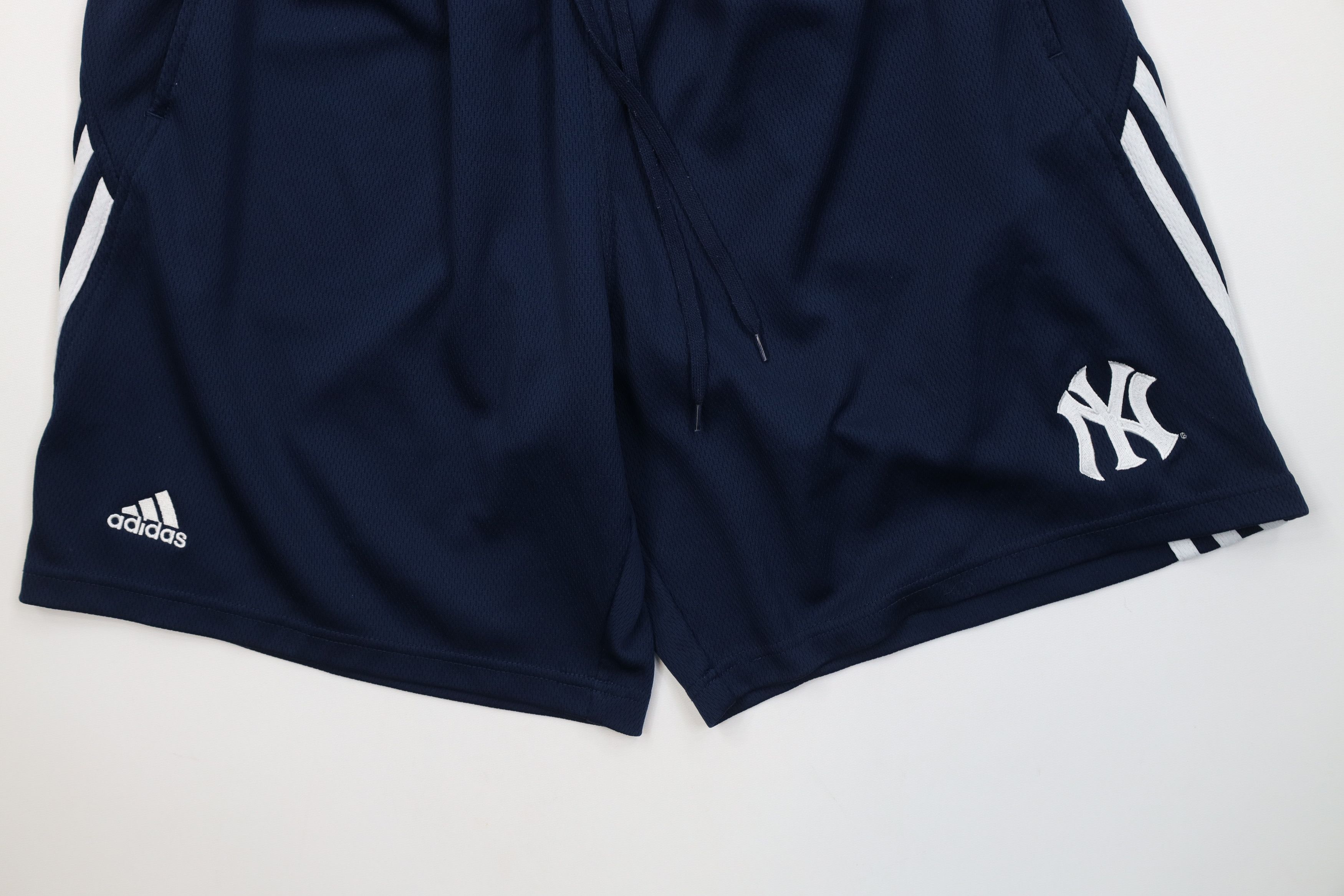 Adidas Vintage Adidas New York Yankees Baseball Above Knee Shorts Size US 34 / EU 50 - 4 Thumbnail