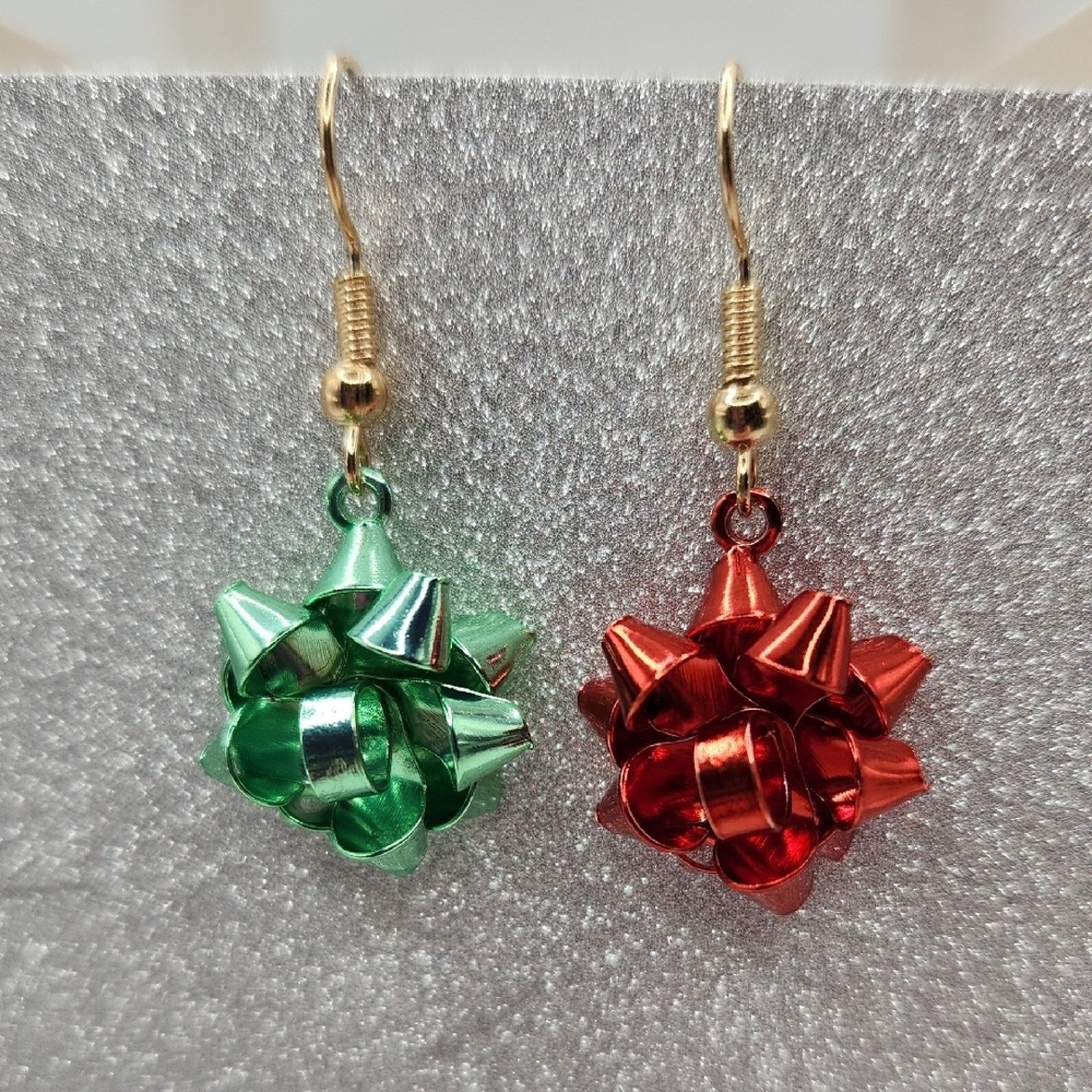 Other Festive Green and Red Metal Bow Earrings Christmas Holiday Size ONE SIZE - 4 Thumbnail