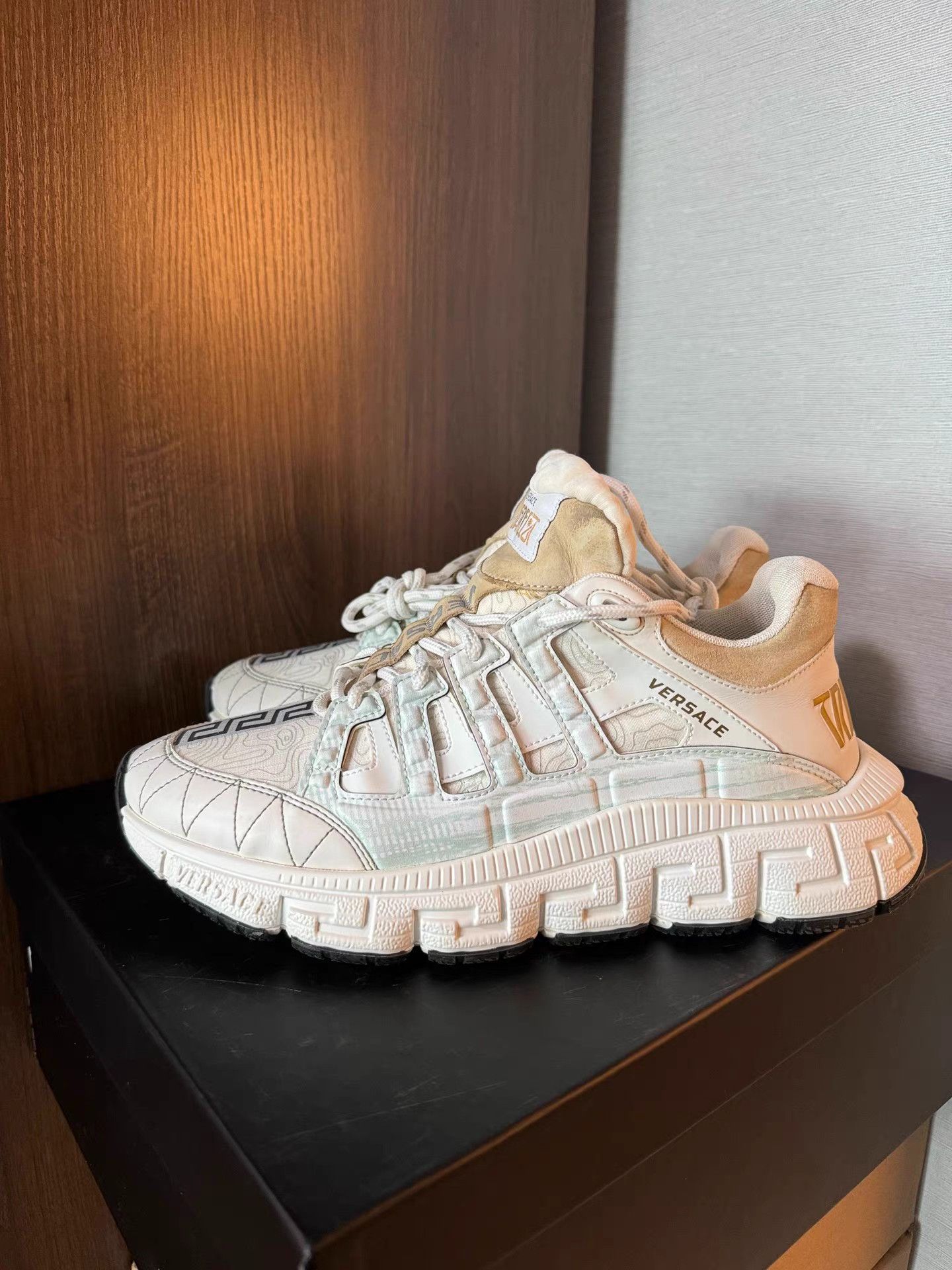 Versace VERSACE Trigreca Sneakers K6 Size US 8 / EU 41 - 1 Thumbnail
