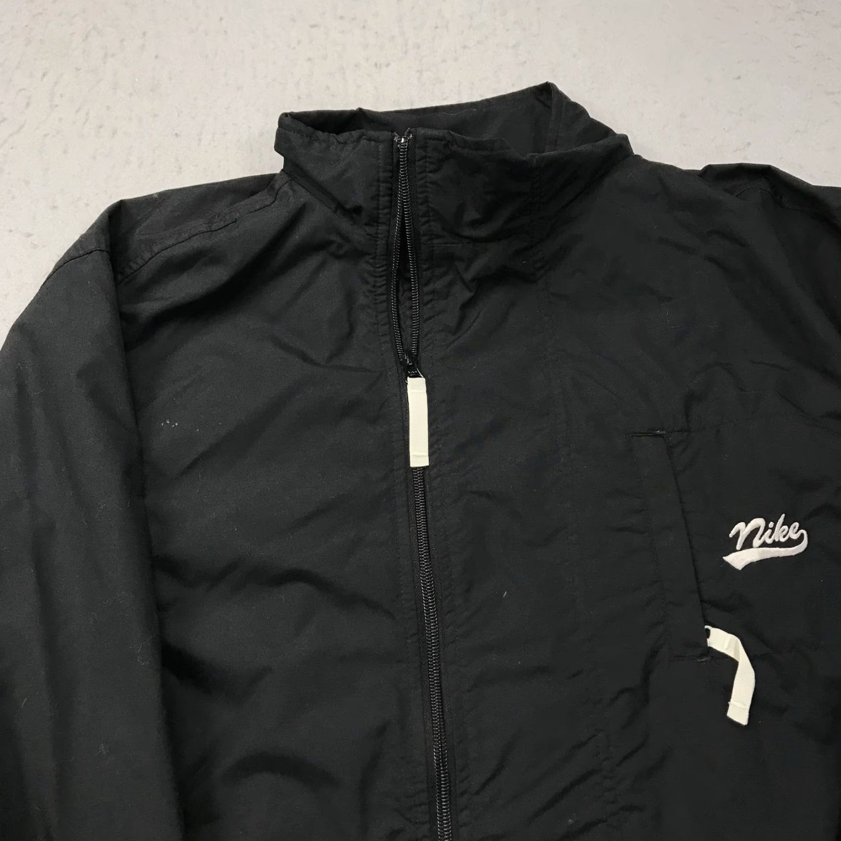 Nike VINTAGE Nike Jacket Mens Large Black White Full Zip Windbreaker Zip Nylon 90s Size US L / EU 52-54 / 3 - 2 Thumbnail