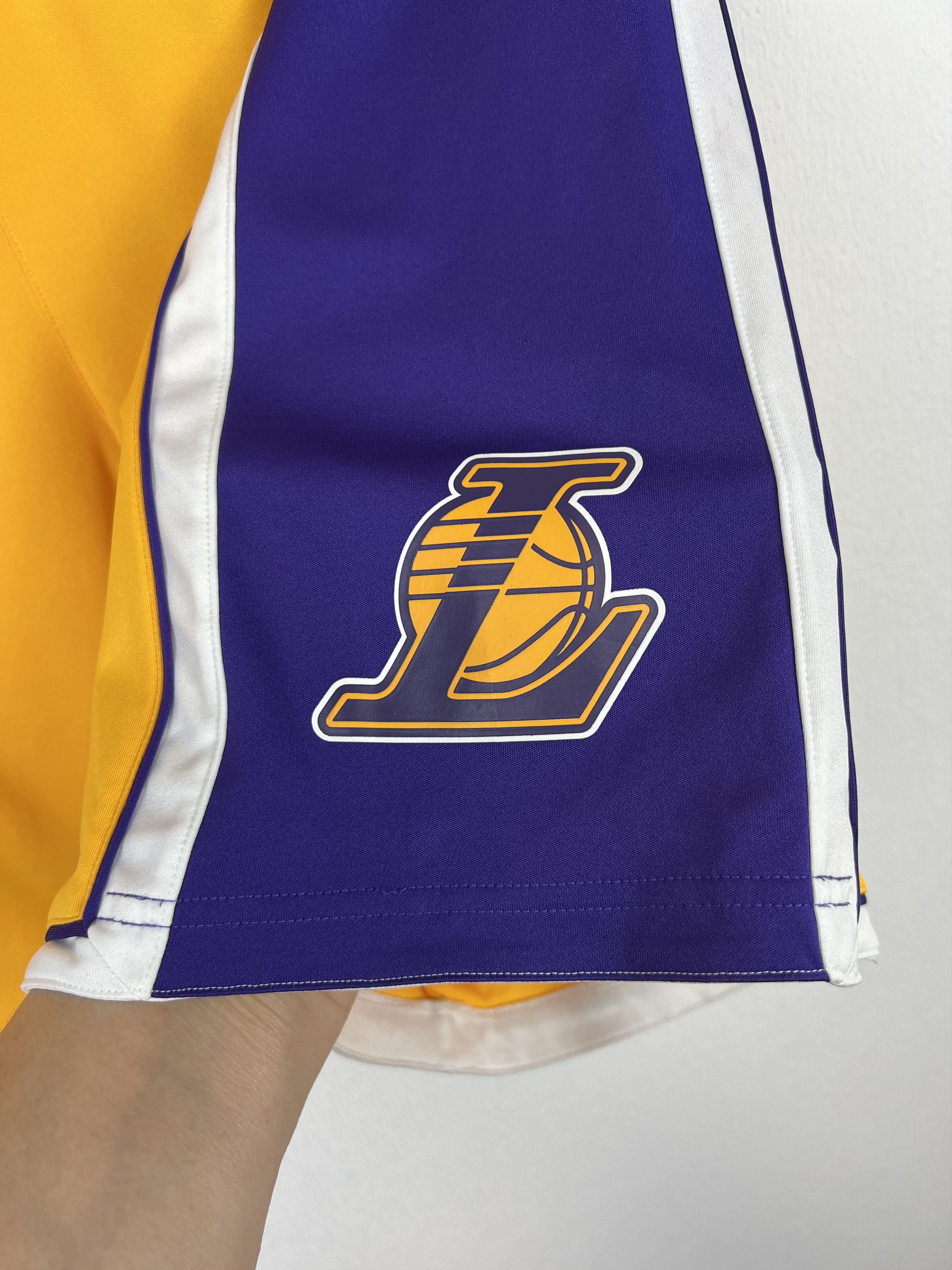 Adidas Vintage Los Angeles Lakers Bryant NBA Kids 16 Y Shorts Size US 30 / EU 46 - 2 Thumbnail