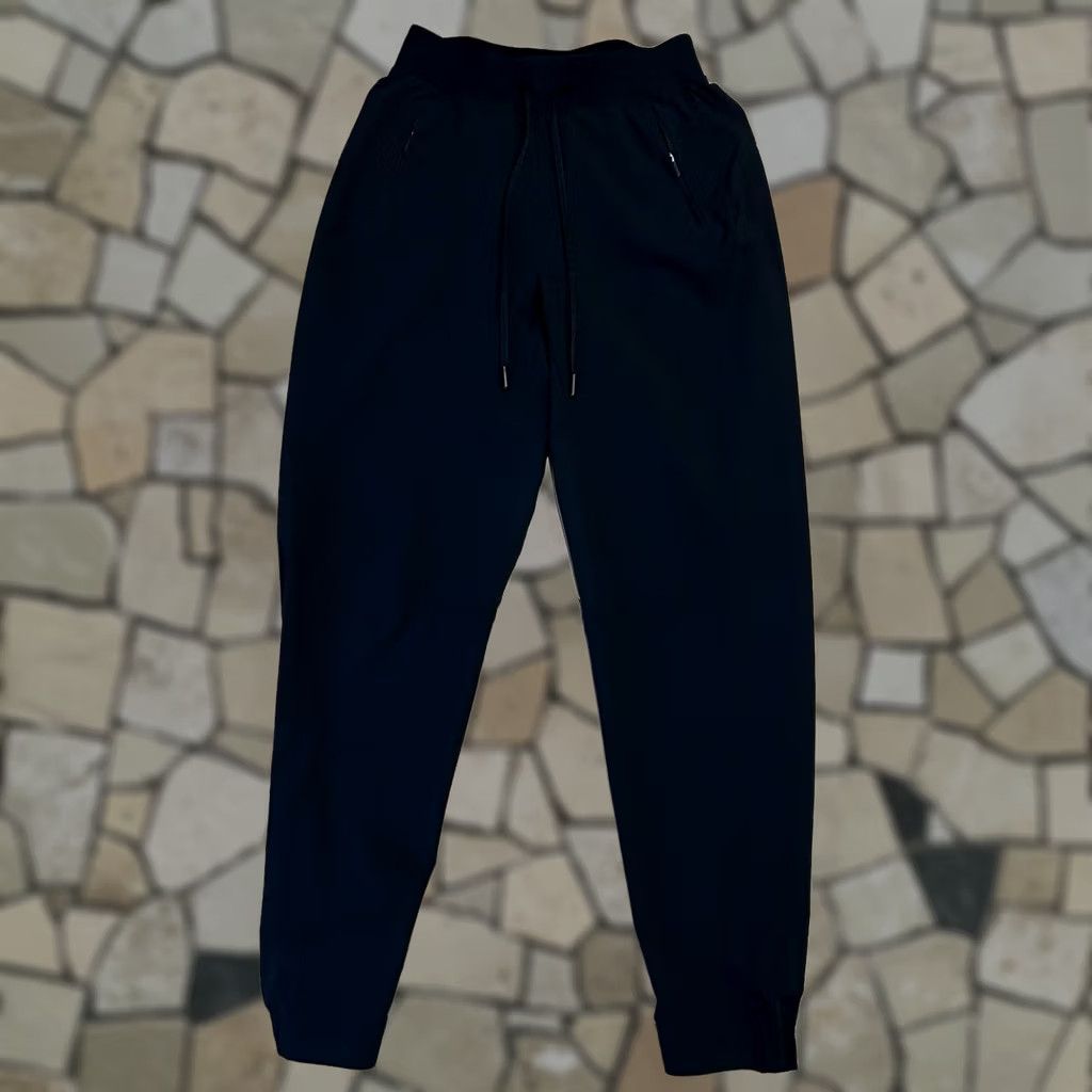 Lululemon Lululemon License to Train High-Rise Pant Women’s 4 Jogger Black 28 Inseam Zip Pocket Pockets 25-27 Waist Activewear Athleisure Womens Size 27" / US 4 / IT 40 - 1 Thumbnail