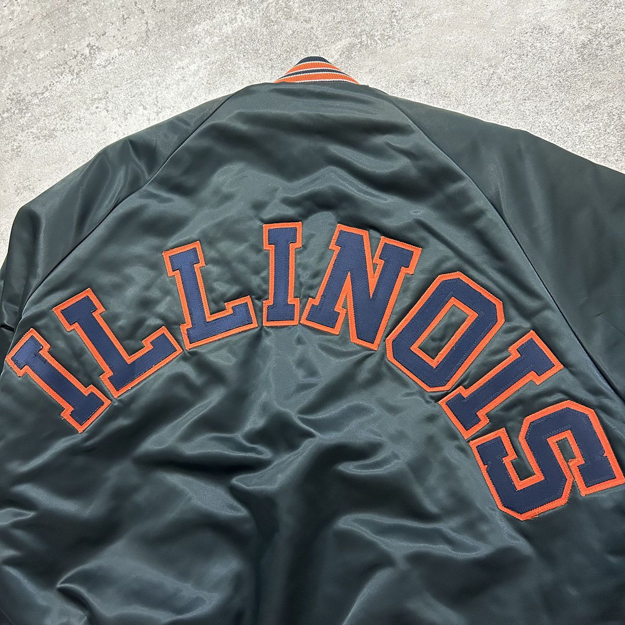 Chalk Line × NCAA × Vintage VTG 90s NCAA UNIVERSITY OF ILLINOIS SPELLOUT SATIN JACKET Size US L / EU 52-54 / 3 - 3 Thumbnail