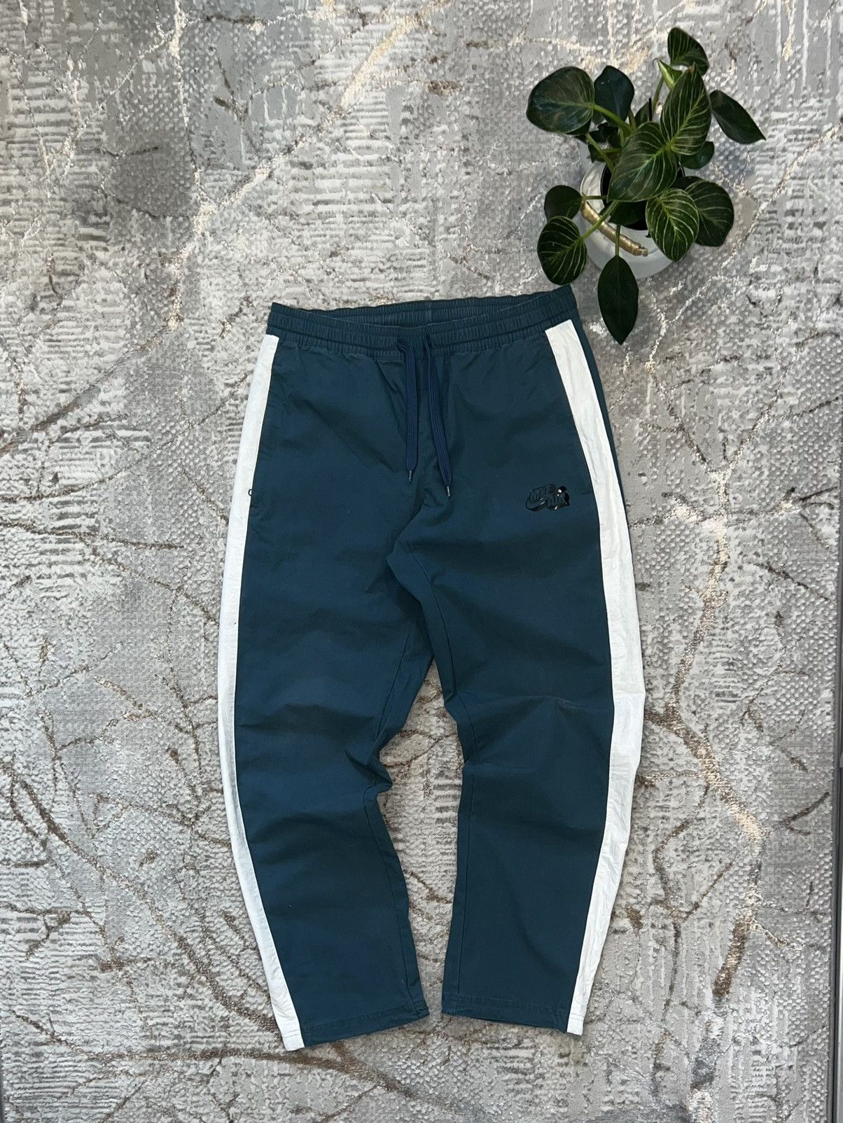 Nike × Vintage NIKE 00S VINTAGE 🦍 NYLON SWEATPANTS Y2K JOGGERS Size US 34 / EU 50 - 1 Thumbnail