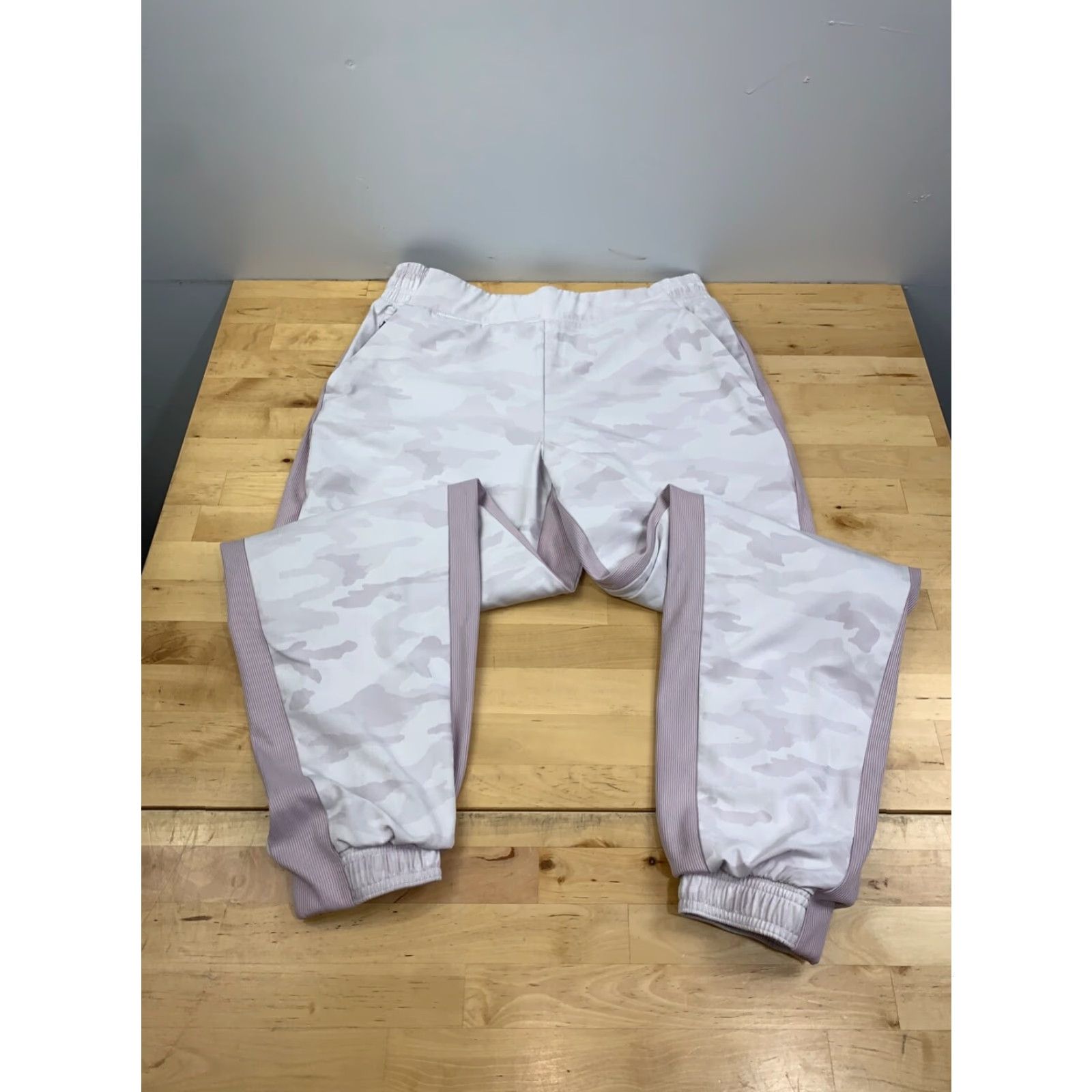 Athleta VINTAGE Athleta Pants Womens 10 Jogger Activewear Lavender Camo 10724 Pockets Elastic Waist Lined Size 32" / US 10 / IT 46 - 2 Thumbnail
