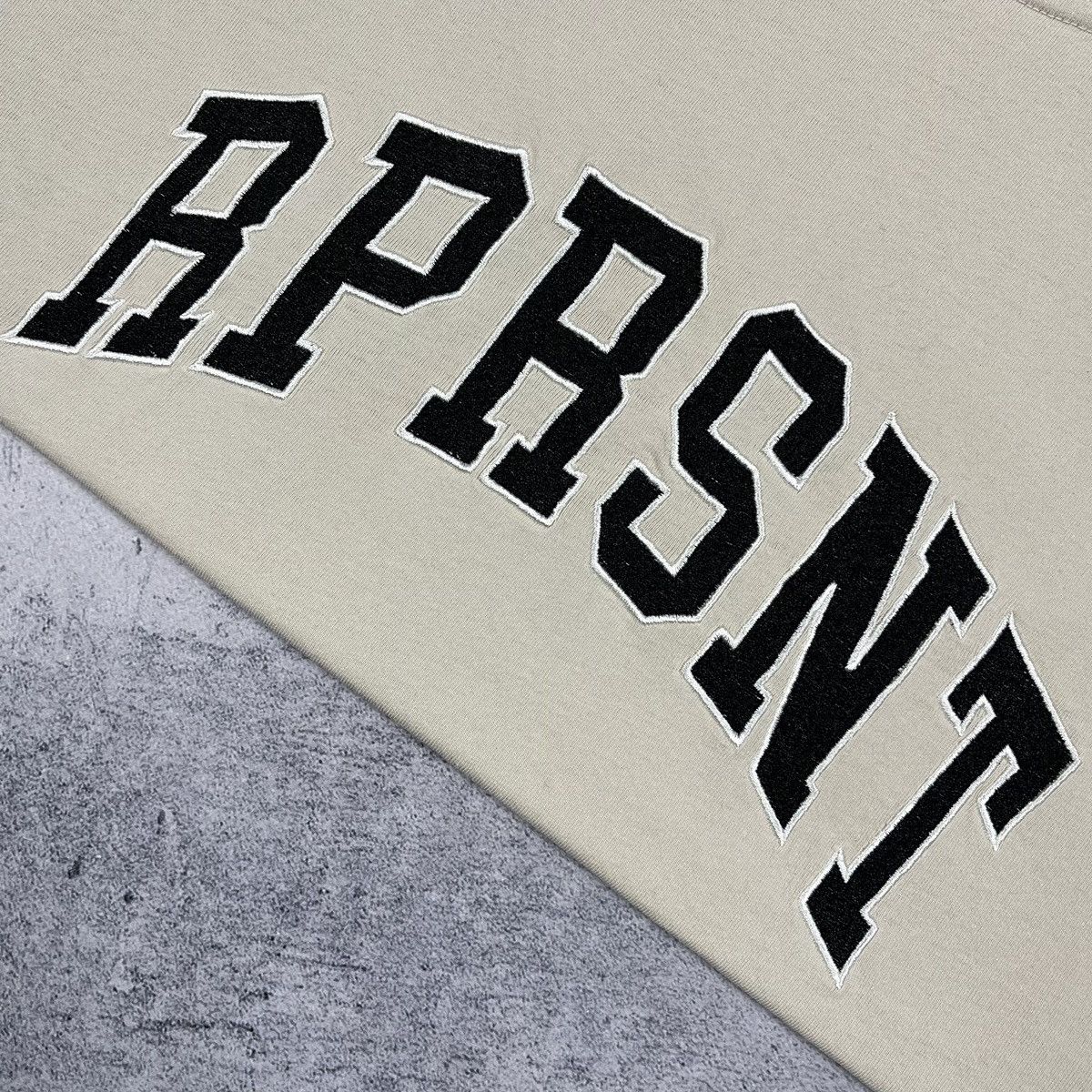 Represent Clo. Represent clo. big embroidered logo tee Size US L / EU 52-54 / 3 - 4 Thumbnail