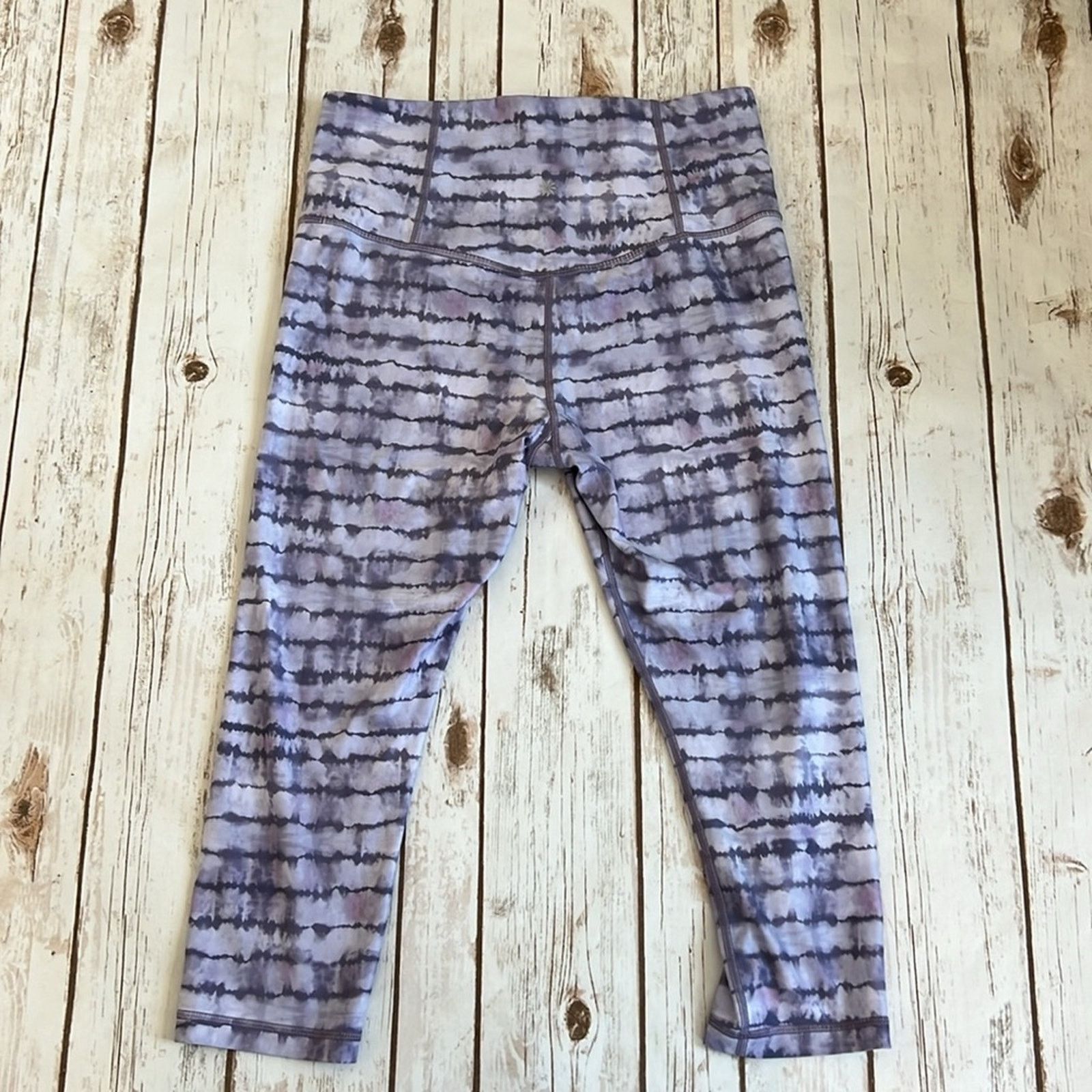 Athleta Athleta Elation Printed Capri Leggings in Lavender Tie Dye Size 32" / US 10 / IT 46 - 6 Thumbnail