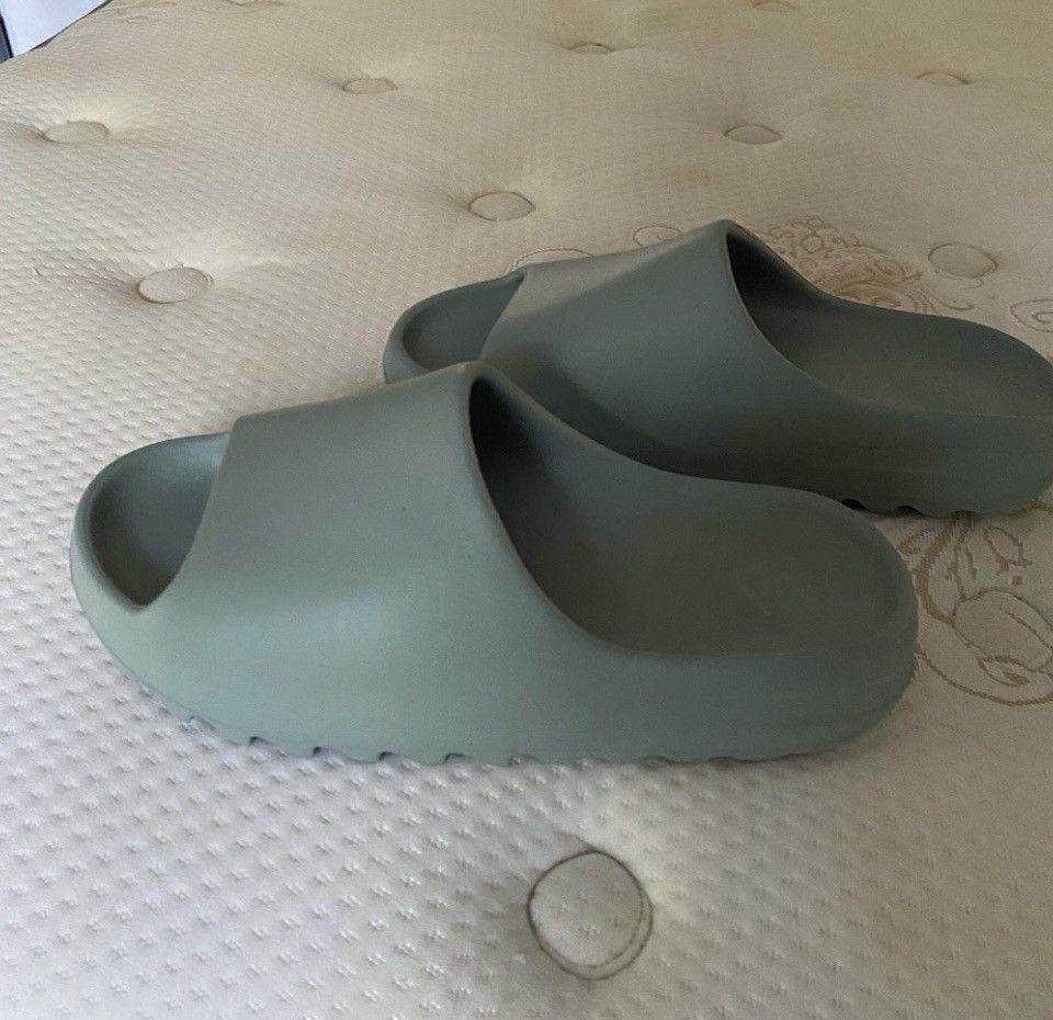 Yeezy Yeezy Slide Salt - Men 11 Size US 11 / EU 44 - 2 Thumbnail