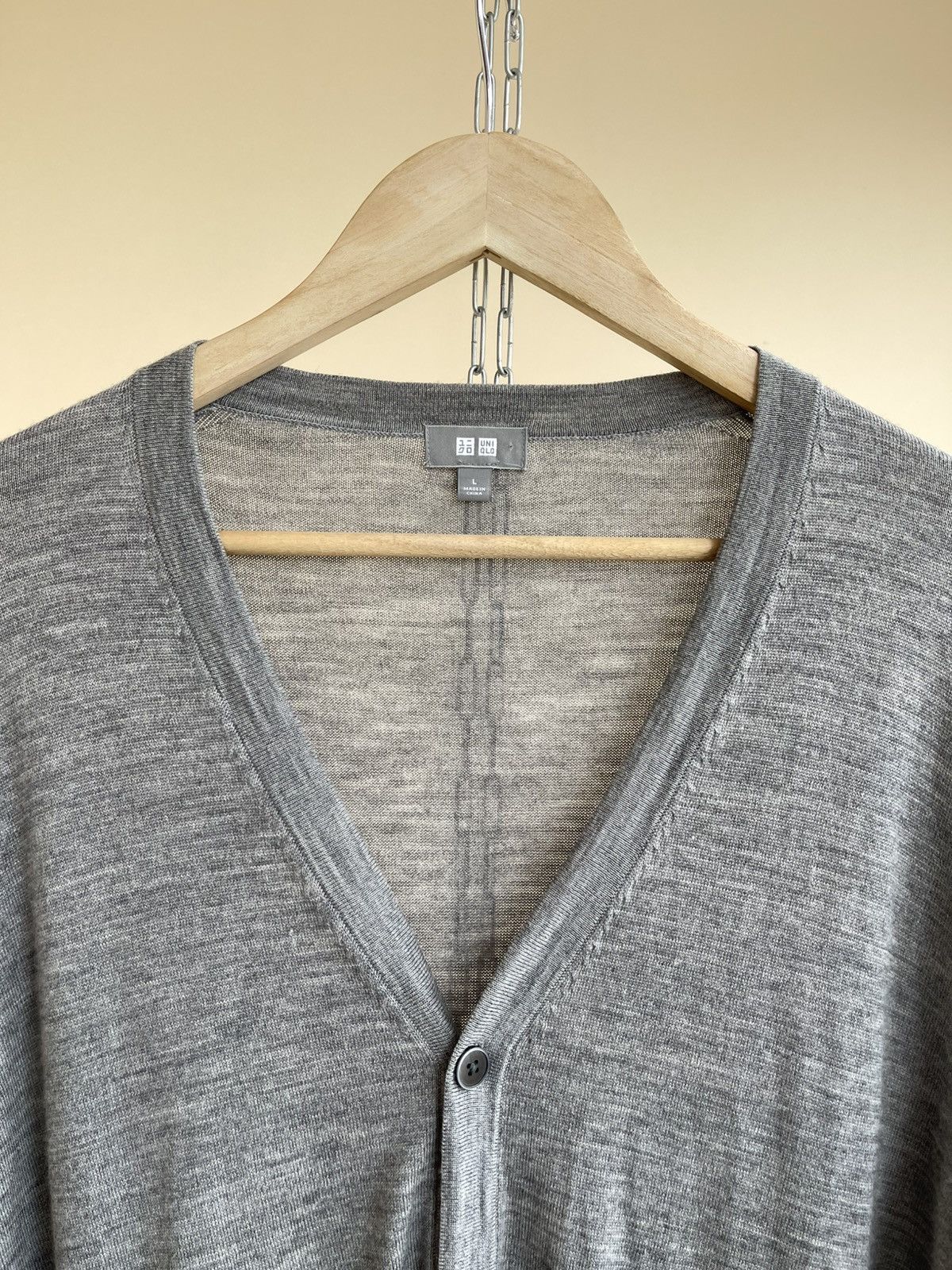 Uniqlo Uniqlo V-Neck Pure New Wool Lightweight Button-Up Cardigan Size US L / EU 52-54 / 3 - 3 Thumbnail